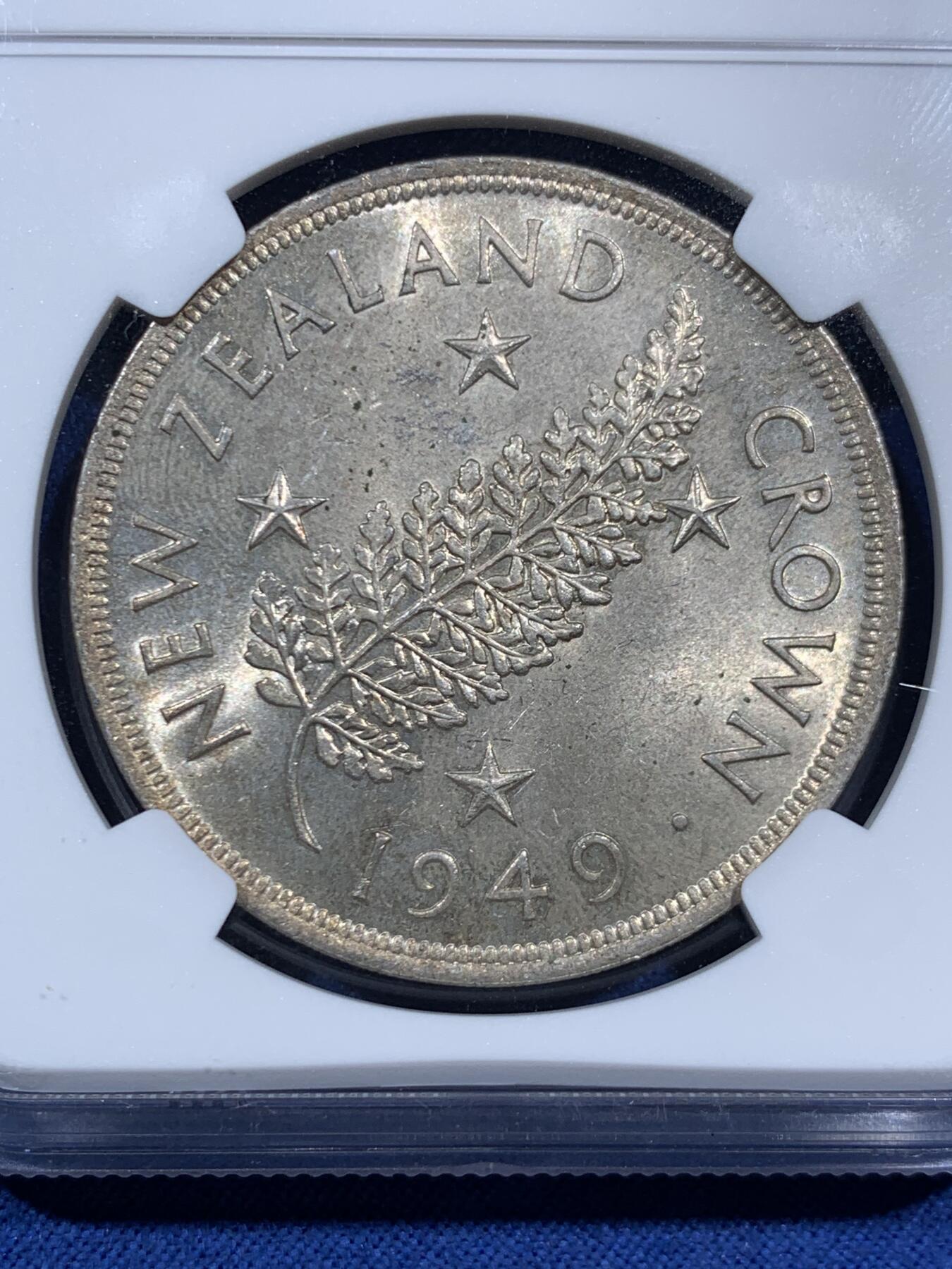 《竞宝斋》第452场 周日，周一 2场连拍 （全场包邮，欢迎送拍） NGC MS63 新西兰1949年乔治六世克朗大银币，淡黄油包浆，光度很好。