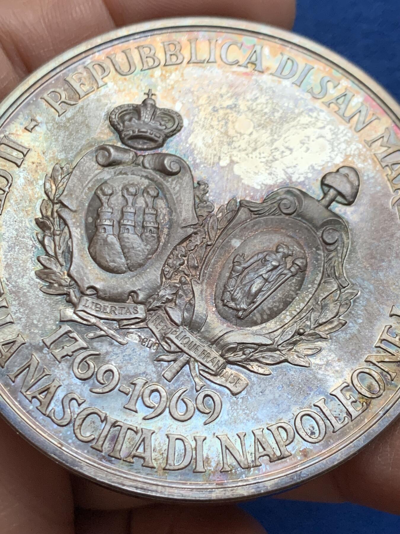 《竞宝斋》第452场 周日，周一 2场连拍 （全场包邮，欢迎送拍） 圣马力诺拿破仑一世诞辰二百周年纪念章 铜质（87.8克）+银质（98.6克） 60mm 正面为拿破仑·波拿巴与安东尼奥·奥诺里侧像 带盒 细节见图