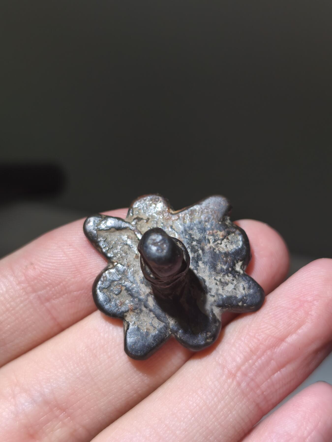 星盘世界钱币2026一月十日新年古典精品大拍 精彩纷呈  精品！BMAC青铜文化18.6g，阿瑟克斯文明早期实心青铜印章，这种跟后期那种镂空的不是一种类型，这个图案非常有趣，是一个类似星星的形状，然后周围有四个圈，这种应该不是普通人能用的，非常少见，这一枚上面有一个系绳的孔