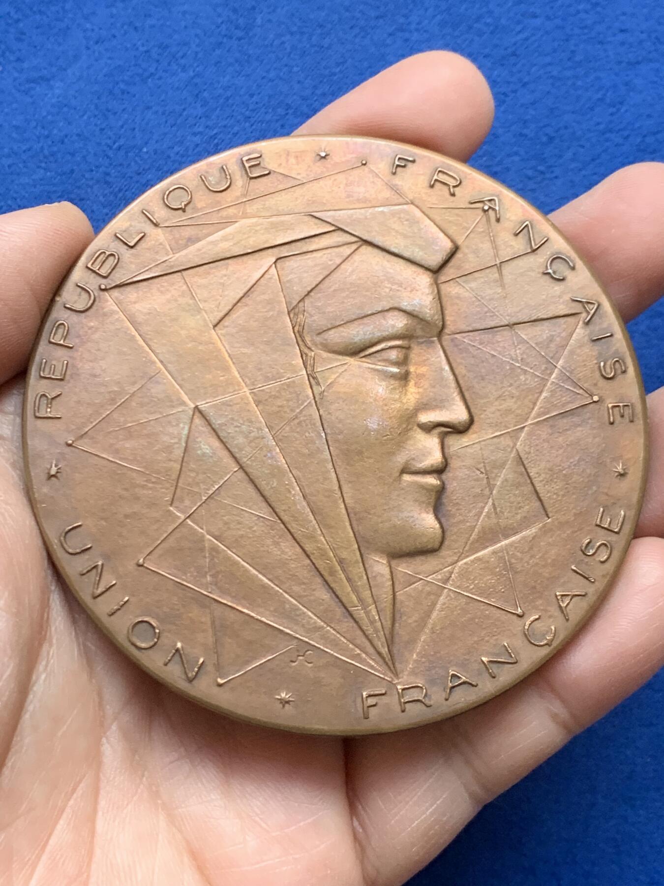 《竞宝斋》第452场 周日，周一 2场连拍 （全场包邮，欢迎送拍） 法兰西共和国总统勒内·科蒂肖像铜章  勒内·科蒂（1882-1962），1954年至1959年间任法兰西第四共和国总统。181.1克，77.2mm，丰饶角BR边铭。