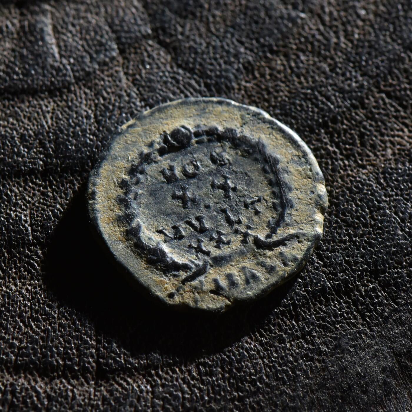 【良泉】第45期【直播场】1月15日晚19.30点开拍！ 208组，西方古代钱币、丝路古珠杂项专场 公元347-348年【古罗马】君士坦斯“誓愿”铜币，埃及亚历山大港造币厂打制，1.48克