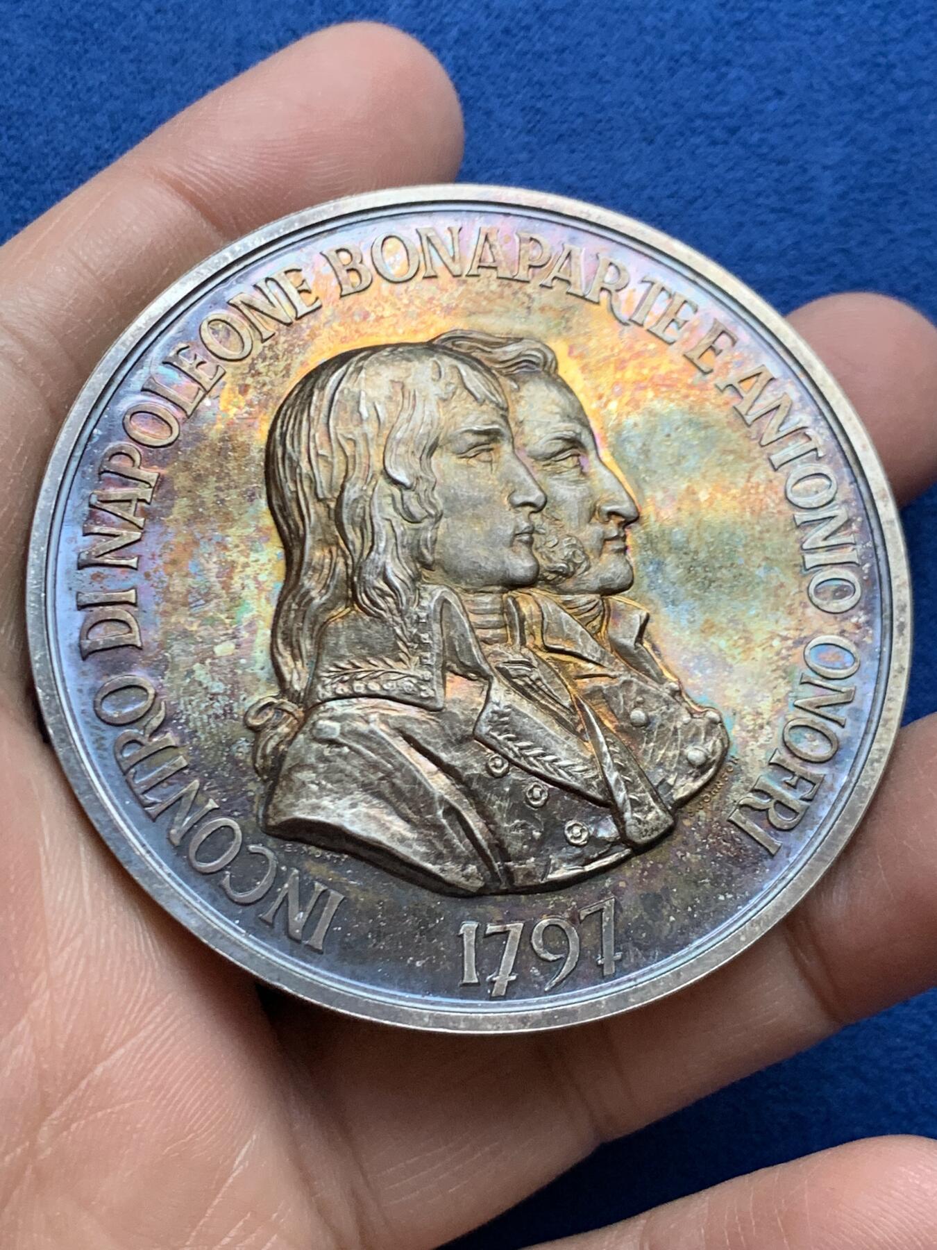 《竞宝斋》第452场 周日，周一 2场连拍 （全场包邮，欢迎送拍） 圣马力诺拿破仑一世诞辰二百周年纪念章 铜质（87.8克）+银质（98.6克） 60mm 正面为拿破仑·波拿巴与安东尼奥·奥诺里侧像 带盒 细节见图