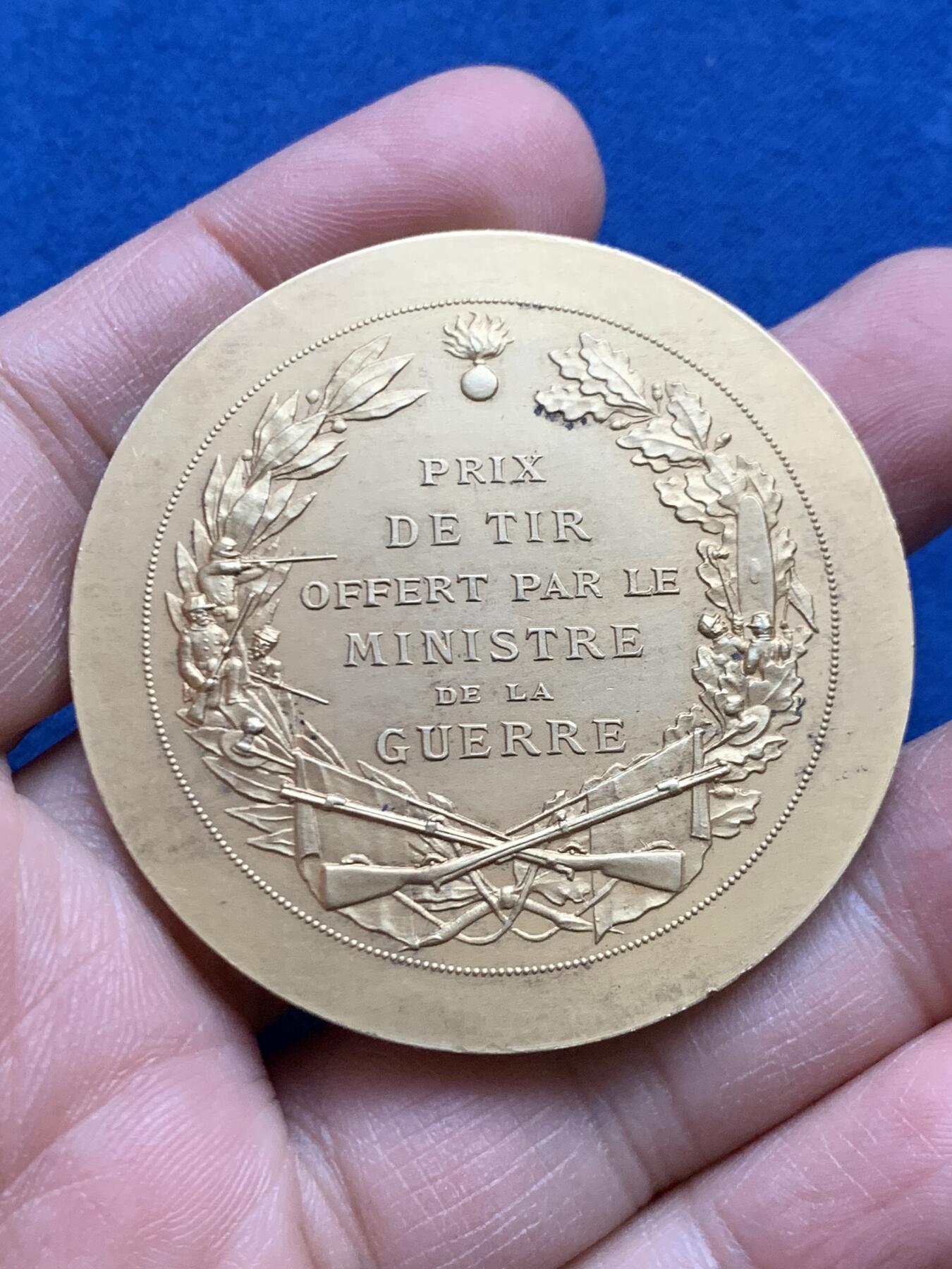 《竞宝斋》第452场 周日，周一 2场连拍 （全场包邮，欢迎送拍） 法国战争部长颁发射击比赛镀金大银章 64.8克 50mm 丰饶角1银标 带盒