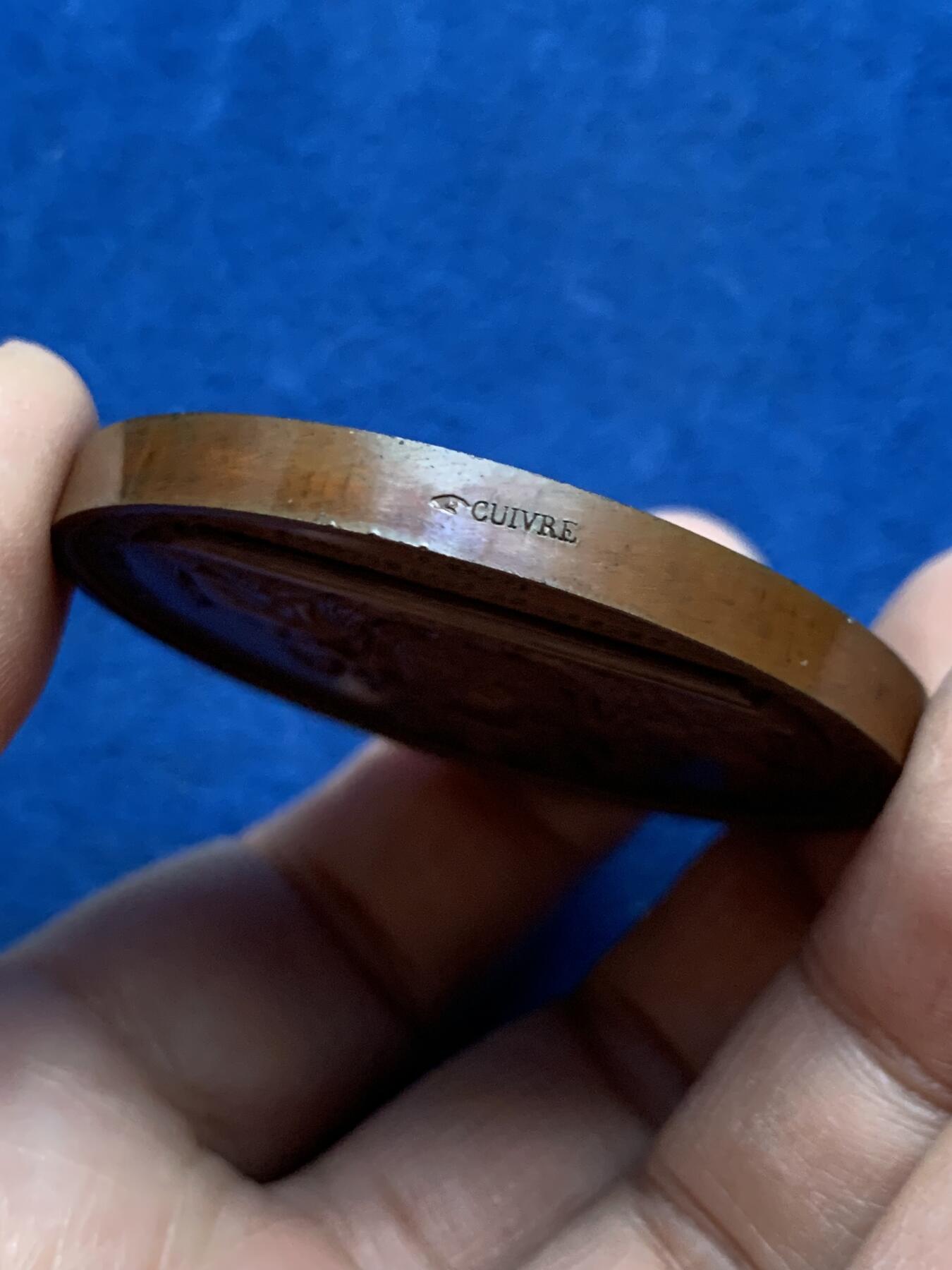 《竞宝斋》第452场 周日，周一 2场连拍 （全场包邮，欢迎送拍） 名家CAQUÉ作 拿破仑三世时期丝绸工人互助与退休基金创立纪念铜章 68克 50mm 手指铜标 带盒 原铸好品