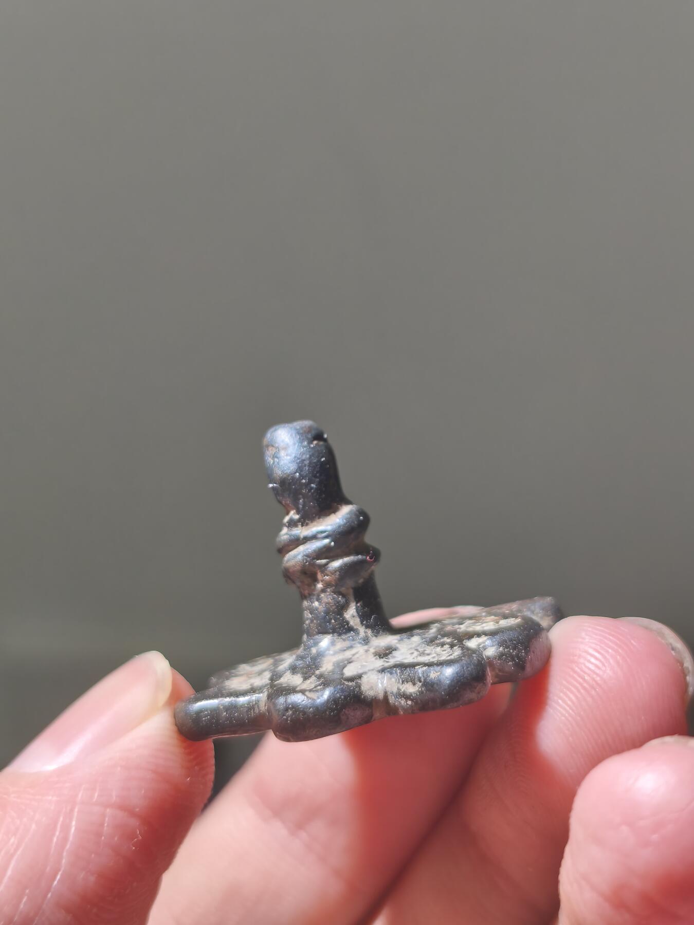 星盘世界钱币2026一月十日新年古典精品大拍 精彩纷呈  精品！BMAC青铜文化18.6g，阿瑟克斯文明早期实心青铜印章，这种跟后期那种镂空的不是一种类型，这个图案非常有趣，是一个类似星星的形状，然后周围有四个圈，这种应该不是普通人能用的，非常少见，这一枚上面有一个系绳的孔