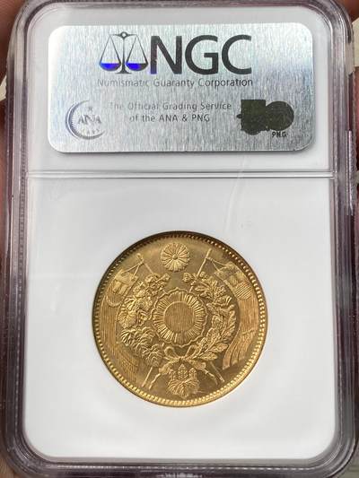 万国钱币拍卖第058期（万国新年大拍） NGC MS64 1871年日本明治四年双旗旧十円大金币 日系经典名誉品种 大阪造币厂铸 背面中央是日本传统神话中三神器之一的八尺镜 上方是象征日本皇室的十六瓣八重表菊纹 两边则是象征天照与月读大神的旗帜 也是明治四年发行货币中的最大面值 打制深峻丝绸金光轻微类镜面质感 NGC老白盒顶级收藏品质 16.66G 900金 