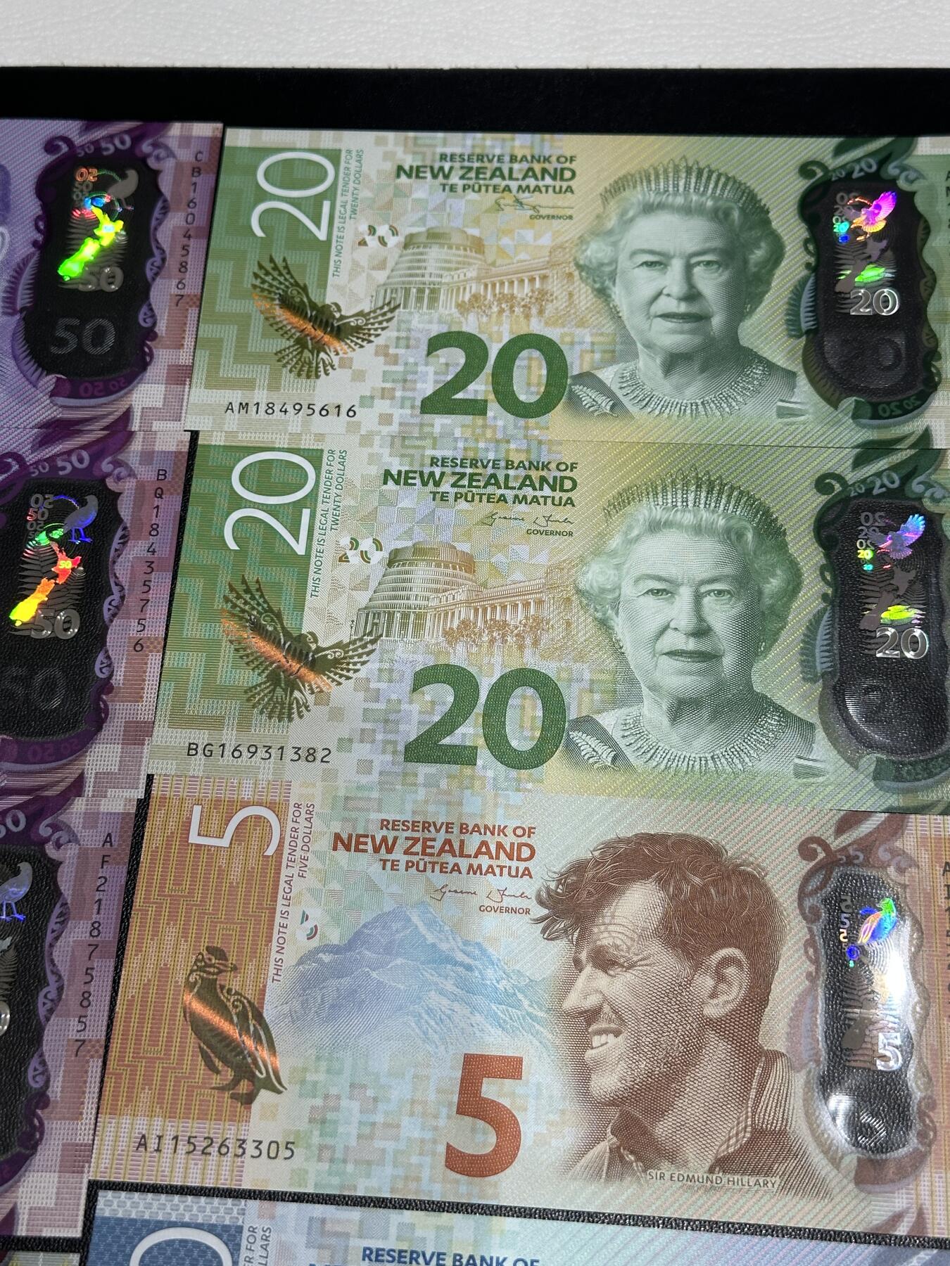 《外钞收藏家》第五百九十八期（2026年新年第一场）（本平台长期征集拍品、欢迎藏友们联系合作） 新西兰明亮版 所有年份签名 一共九张，5 10各一张，20 100各两张，50三张 全新UNC