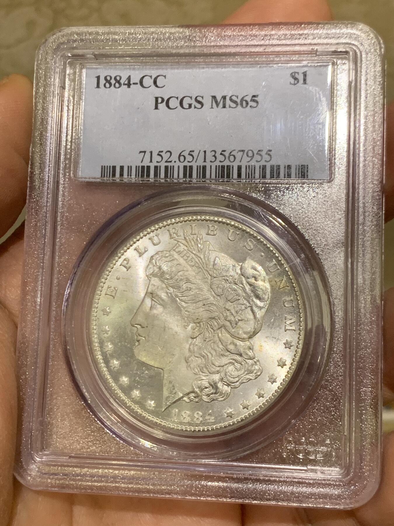 《竞宝斋》第452场 周日，周一 2场连拍 （全场包邮，欢迎送拍） PCGS MS65 美国 1884 CC 摩根 银币 卡森厂 高分难得 十字转光 早期盒装保存这么好更显不易 细节见图