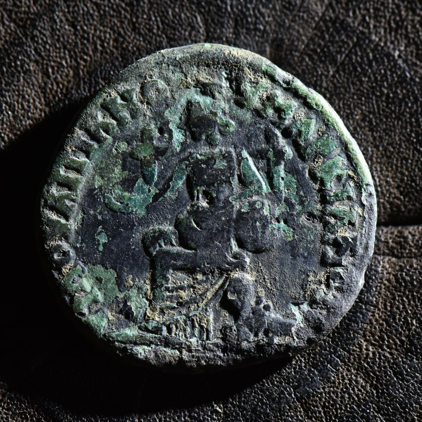 【良泉】第45期【直播场】1月15日晚19.30点开拍！ 208组，西方古代钱币、丝路古珠杂项专场  公元193-211年【古罗马·行省】【马恰诺波里斯】塞普提米乌斯·塞维鲁“地母神库柏勒”大铜币，地方官福斯蒂纽斯打制，9.4克