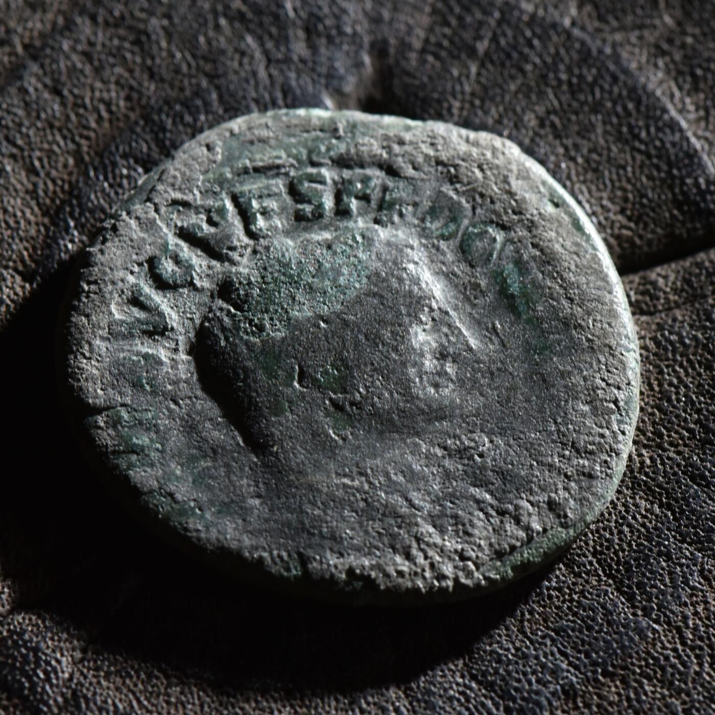 【良泉】第45期【直播场】1月15日晚19.30点开拍！ 208组，西方古代钱币、丝路古珠杂项专场 【古罗马】没查到...【提图斯或图密善】打制，追思韦帕芗的阿斯铜币，9.46克