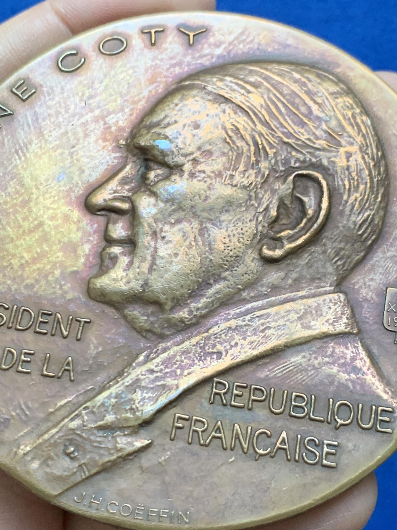 《竞宝斋》第452场 周日，周一 2场连拍 （全场包邮，欢迎送拍） 法兰西共和国总统勒内·科蒂肖像铜章  勒内·科蒂（1882-1962），1954年至1959年间任法兰西第四共和国总统。181.1克，77.2mm，丰饶角BR边铭。