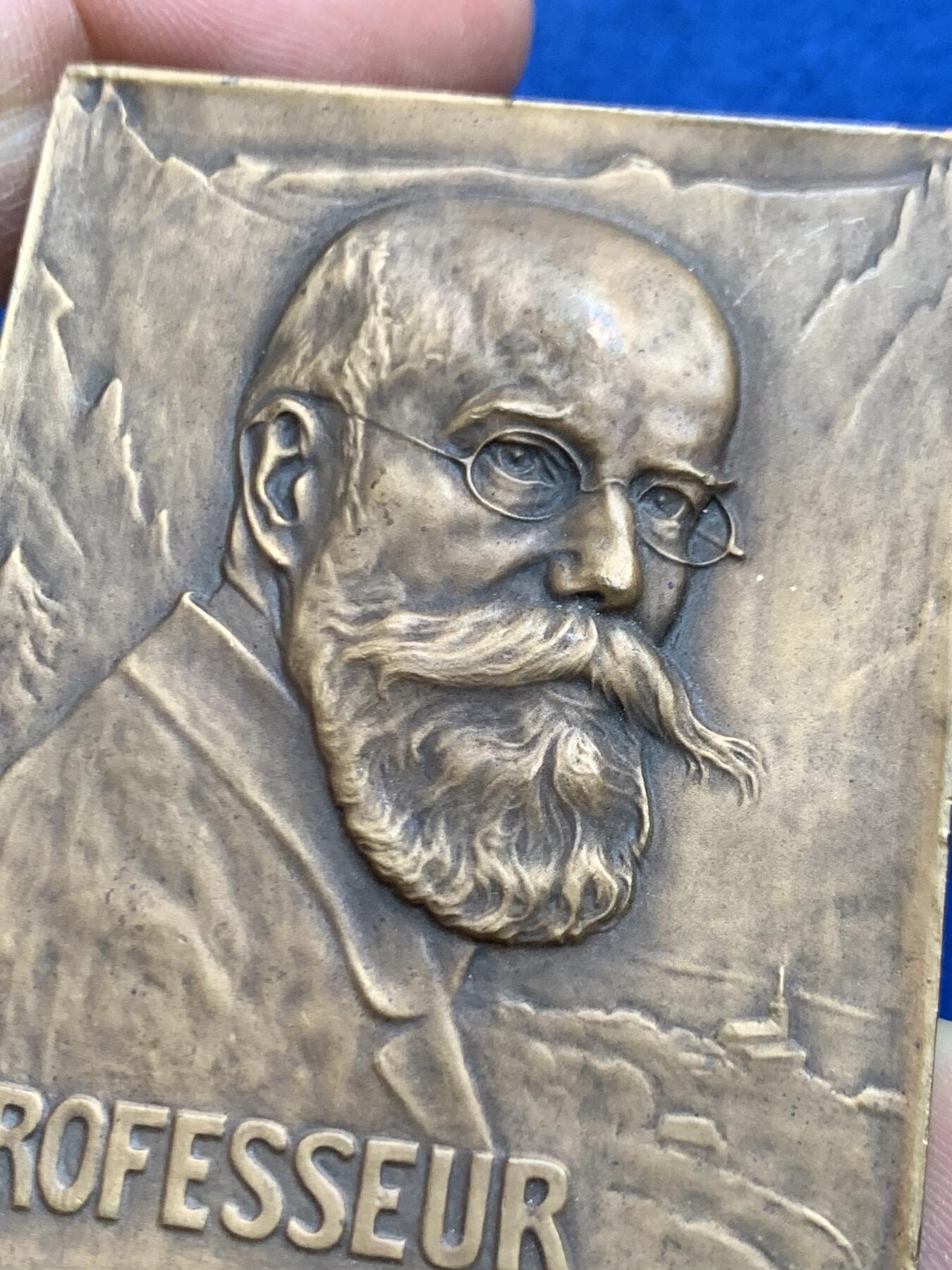 《竞宝斋》第452场 周日，周一 2场连拍 （全场包邮，欢迎送拍） 1921年名家让·肖雷尔作 法国政治家朱斯坦·戈达尔纪念方型大铜章 85.35克 47.2*65mm 三角铜标