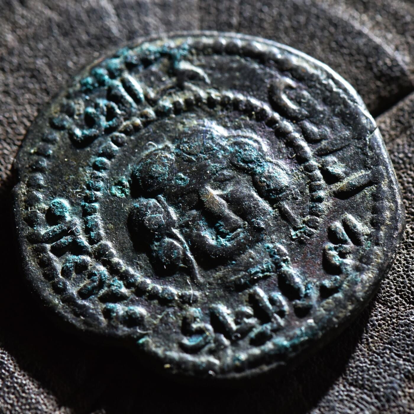 【良泉】第45期【直播场】1月15日晚19.30点开拍！ 208组，西方古代钱币、丝路古珠杂项专场 【美品】12.34克，公元1152-1176年【中世纪】阿尔图格王朝-马尔丁支裔，纳杰穆丁·阿尔比【占星术铜币】“水星”