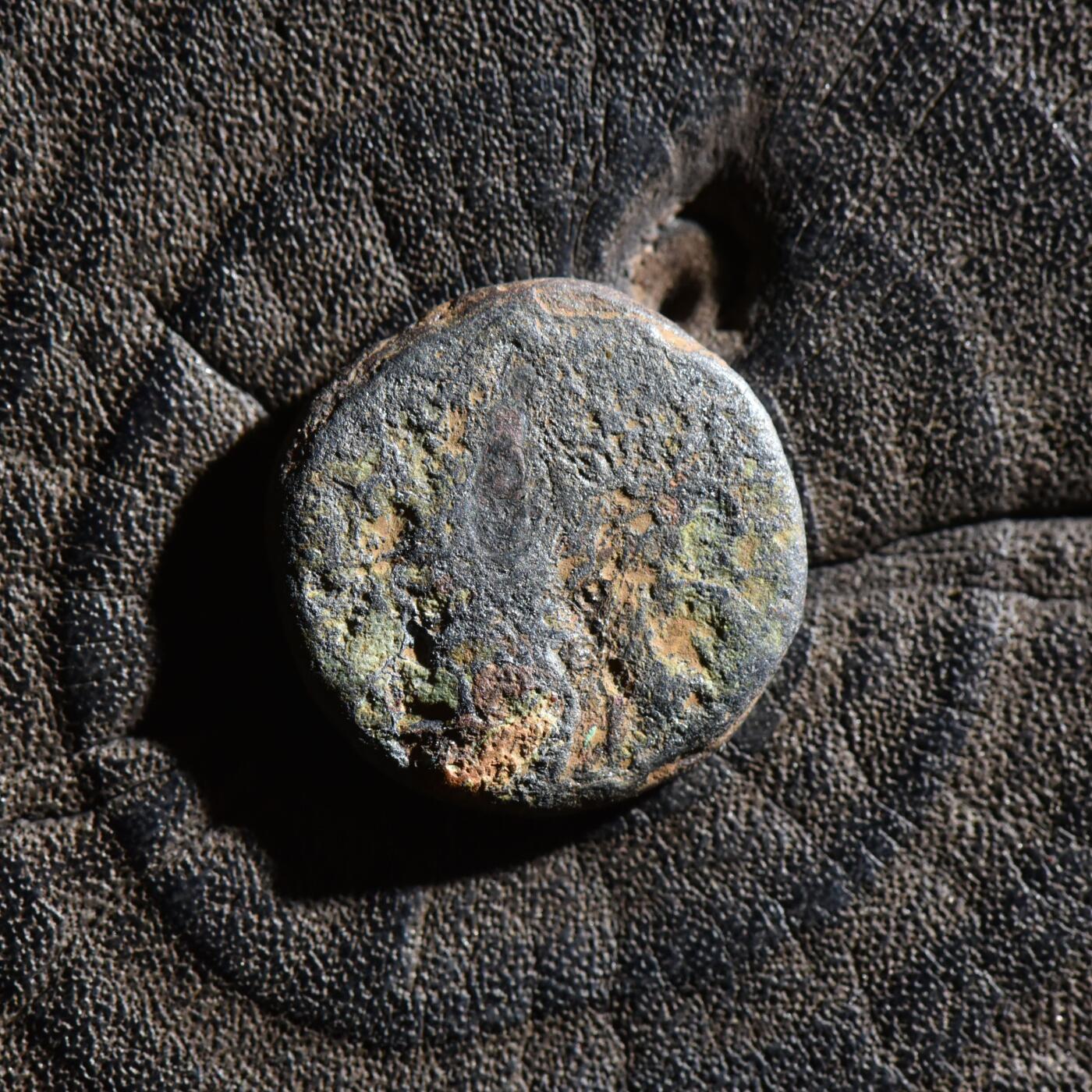 【良泉】第45期【直播场】1月15日晚19.30点开拍！ 208组，西方古代钱币、丝路古珠杂项专场 【小面值版】公元100-128年【贵霜帝国】第三任国王，威玛·卡迪菲兹（阎膏珍）一德拉克马铜币，2.88克