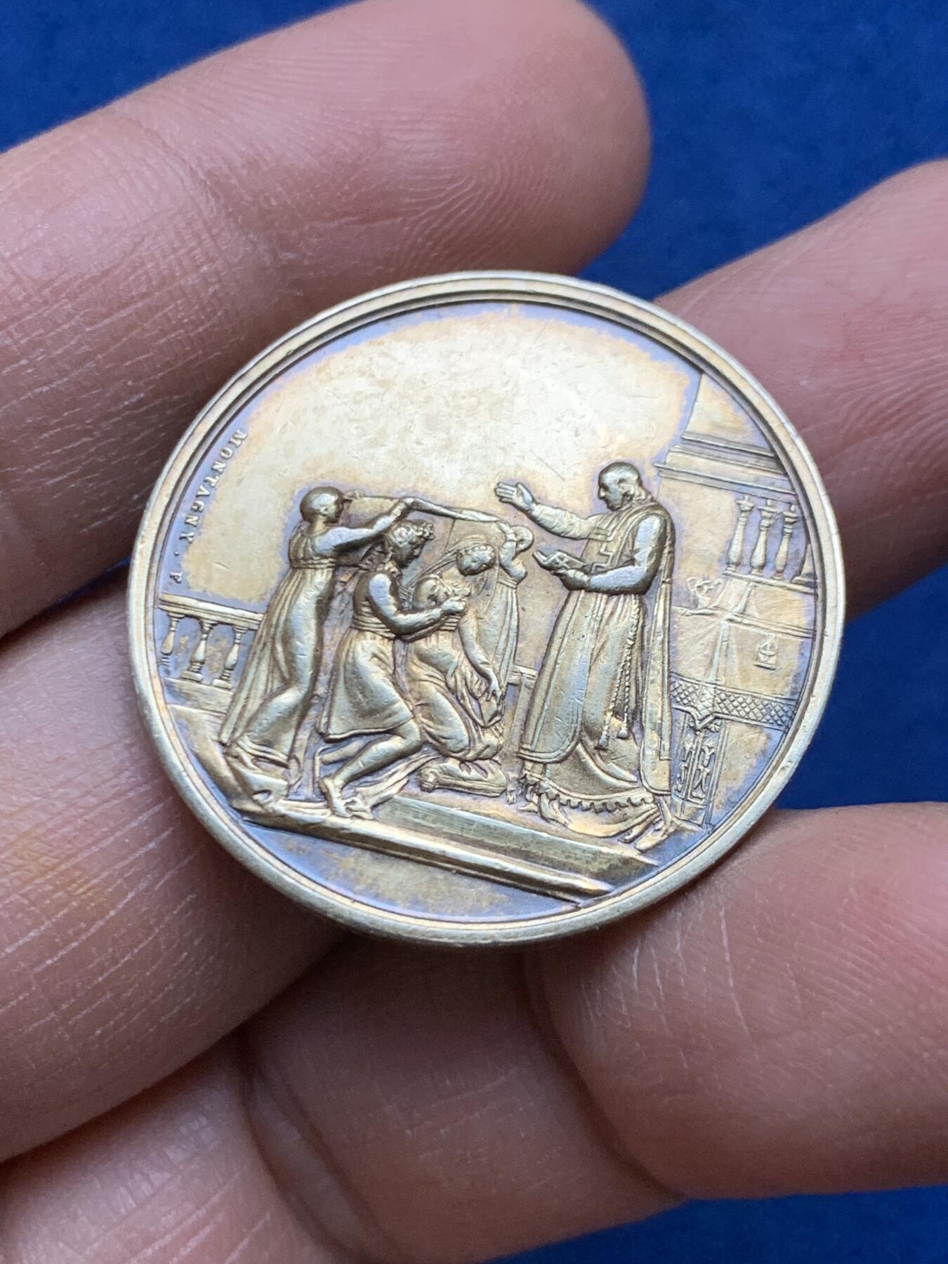 《竞宝斋》第452场 周日，周一 2场连拍 （全场包邮，欢迎送拍） 法国1895年结婚纪念镀金银章 30.5MM 11.75g 稀少烟斗边铭 