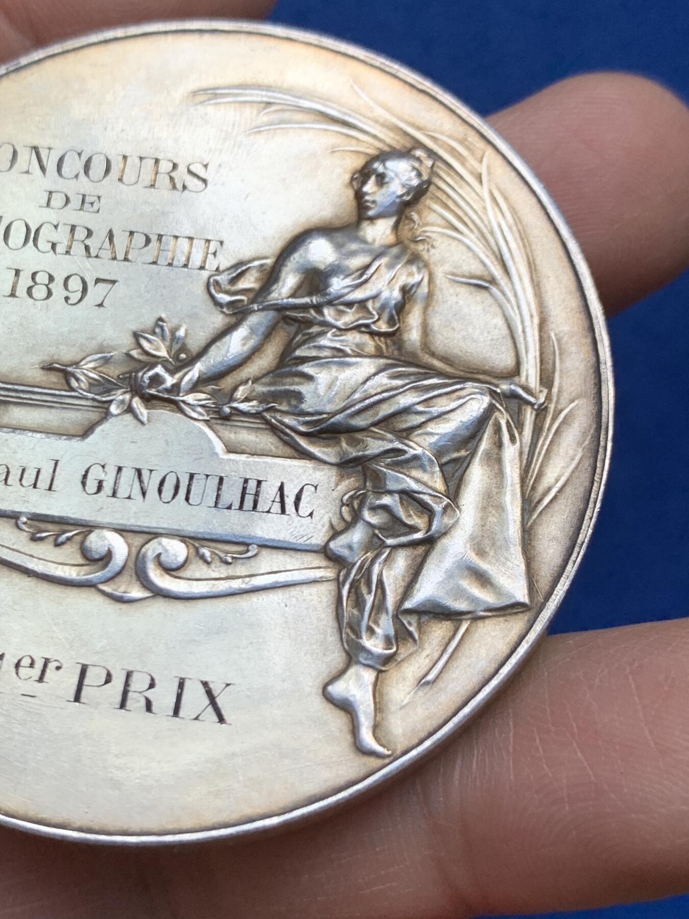 《竞宝斋》第452场 周日，周一 2场连拍 （全场包邮，欢迎送拍） 1897年巴涅尔-德吕雄花卉节摄影比赛第一名纪念镀金大银章 81.55克 56.5mm 丰饶角银 好品