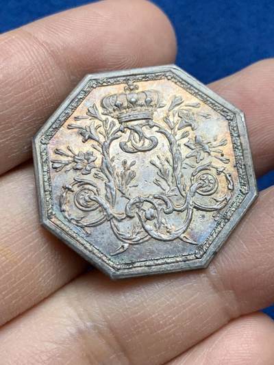 《竞宝斋》第452场 周日，周一 2场连拍 （全场包邮，欢迎送拍） - 法国17XX年路易十六皇家宝藏八角银质代币，背面花纹组成皇家纹章，原铸无边铭，31.6mm，12克