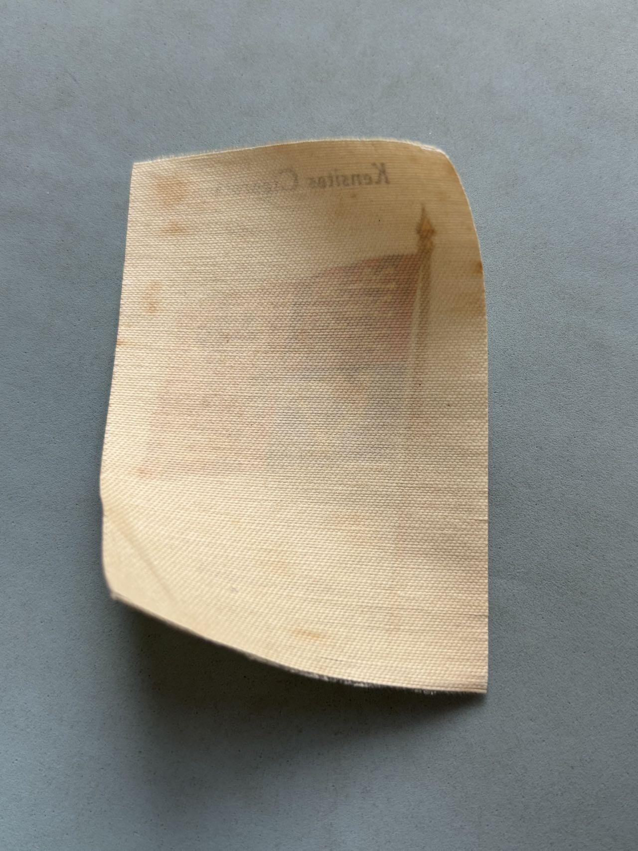 盛世勋华——号角文化勋章邮票专场拍卖第297期 1934年大英帝国王室旗主题丝绸收藏卡，British Empire Royal Standard（大英帝国皇家旗） 是英国君主的专属旗帜，图案由四个象限构成：第一/第四象限为代表英格兰的三头金狮、第二象限为代表苏格兰的红狮、第三象限为代表爱尔兰的金色竖琴，威尔士因早于英苏爱合并成为公国，未在旗面体现