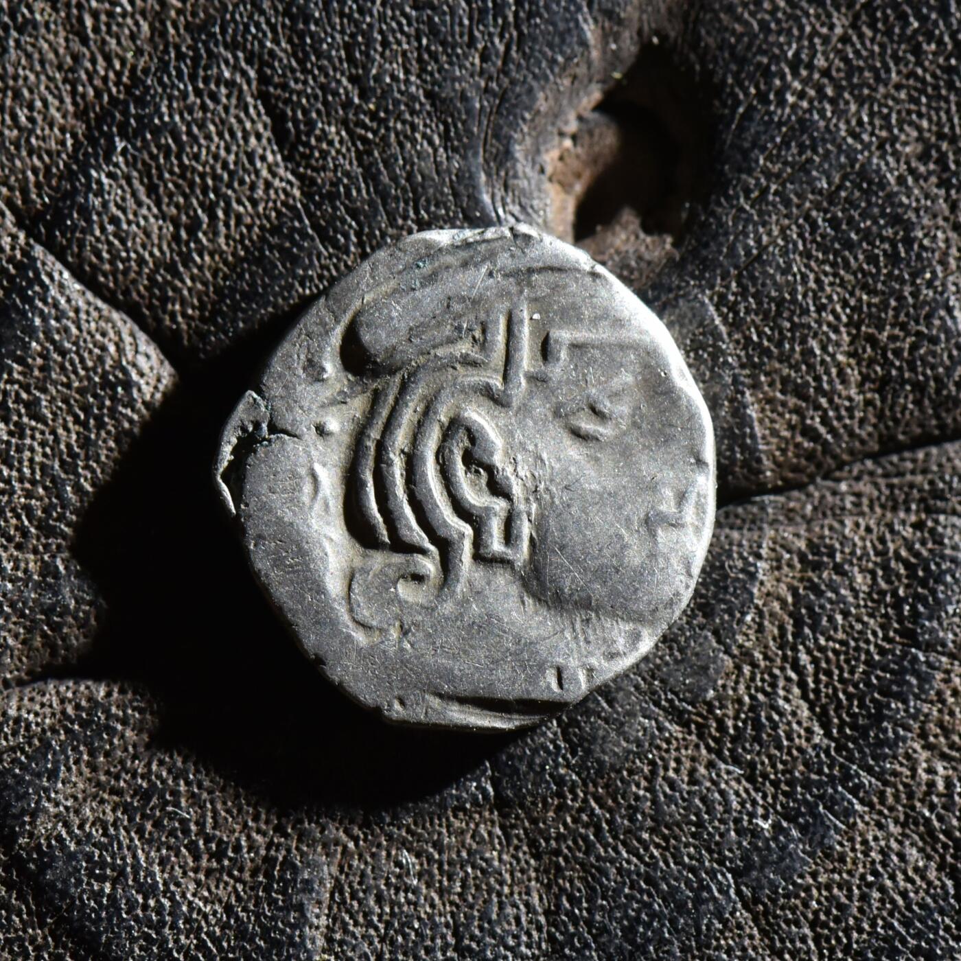 【良泉】第45期【直播场】1月15日晚19.30点开拍！ 208组，西方古代钱币、丝路古珠杂项专场 公元3世纪【西郡太守】西萨特拉普王朝，婆罗米文，背三拱佛丘、星月银币，2.35克