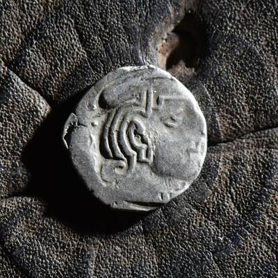 【良泉】第45期【直播场】1月15日晚19.30点开拍！ 208组，西方古代钱币、丝路古珠杂项专场 - 公元3世纪【西郡太守】西萨特拉普王朝，婆罗米文，背三拱佛丘、星月银币，2.35克