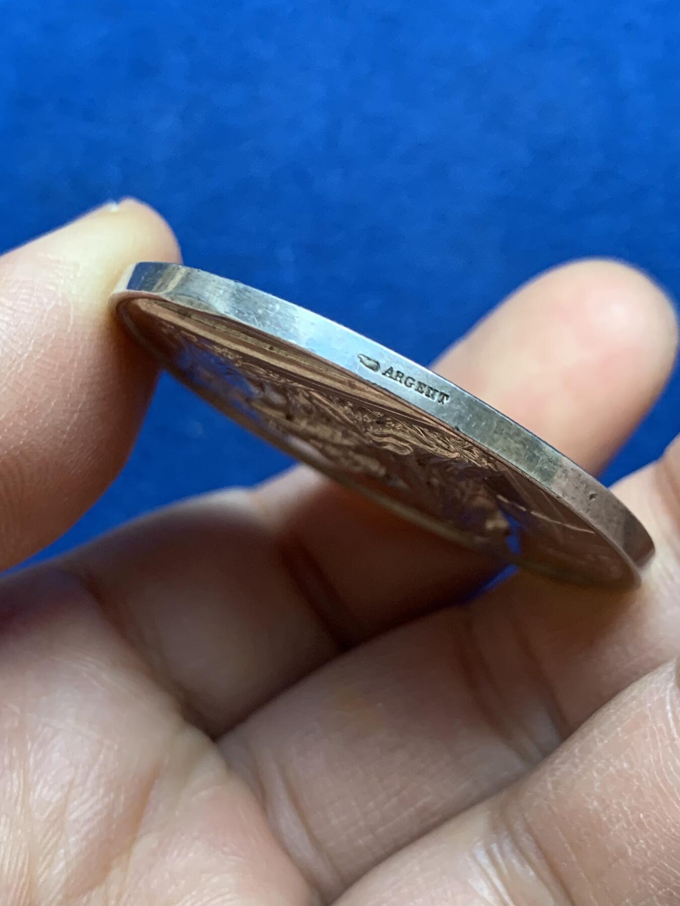 《竞宝斋》第452场 周日，周一 2场连拍 （全场包邮，欢迎送拍） 法国1895年结婚纪念银章 大版 41.2MM 31.5g 丰饶角银标边铭