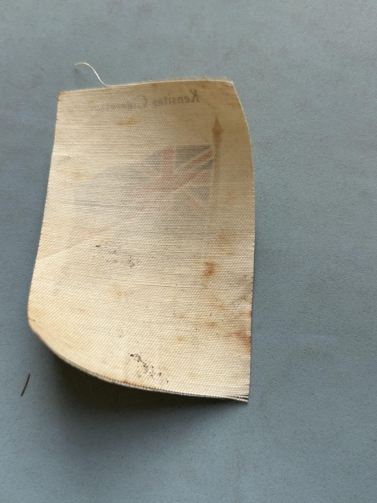 盛世勋华——号角文化勋章邮票专场拍卖第297期 1934年大英帝国海关旗主题丝绸收藏卡，尺寸约76mm×54mm， 以英国蓝船旗为基底，左上角是联合王国国旗（米字旗），右侧缀有皇家王冠纹章，是大英帝国时期海关船只的专用旗帜，体现了当时英国的殖民海事管理体系。