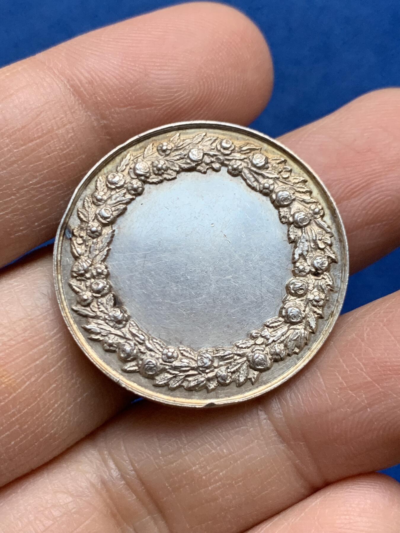 《竞宝斋》第452场 周日，周一 2场连拍 （全场包邮，欢迎送拍） 法国结婚纪念银章 29.8MM 12.1g 蜜蜂银标 背面无刻字