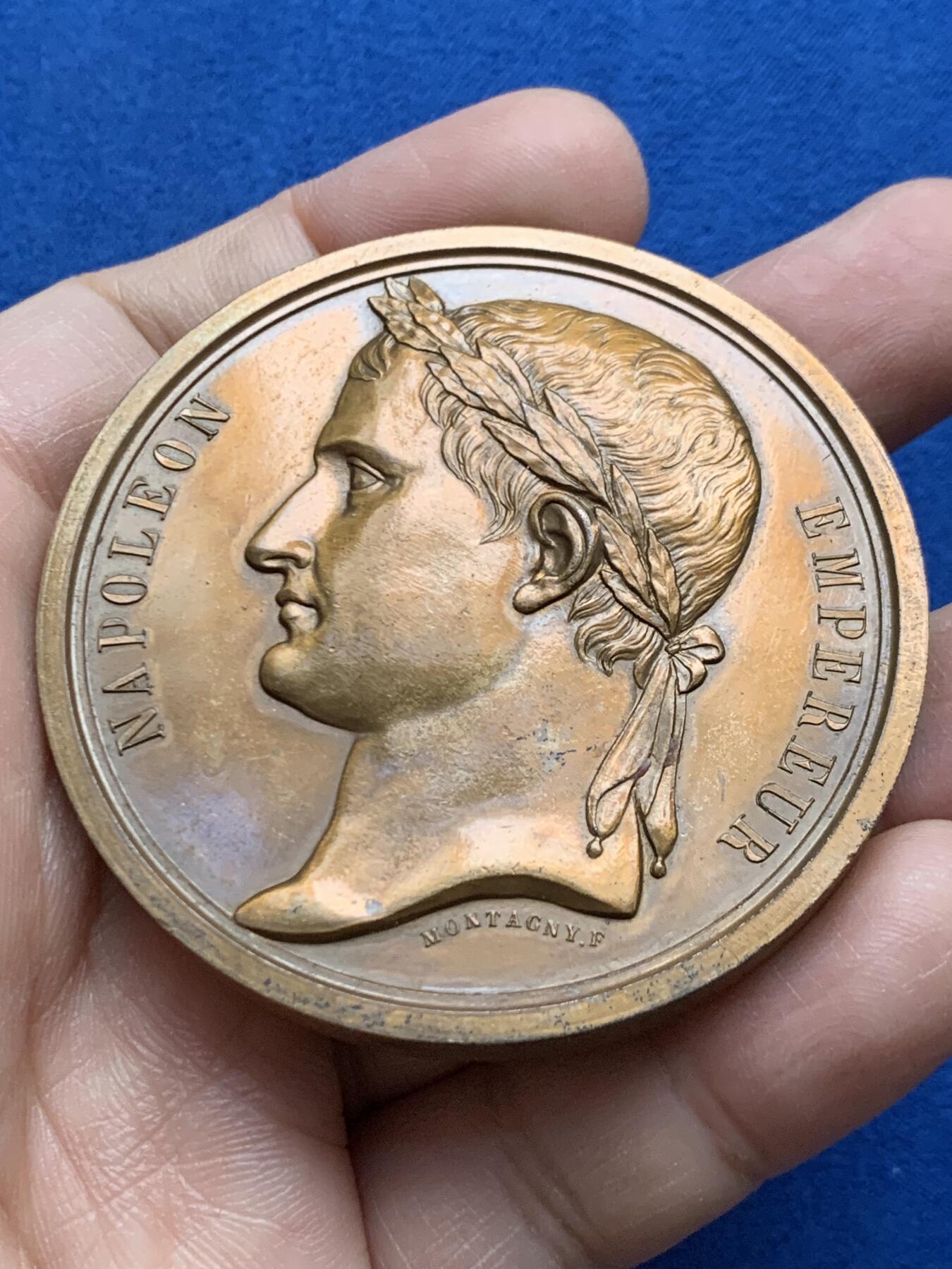 《竞宝斋》第452场 周日，周一 2场连拍 （全场包邮，欢迎送拍） 法国1840年拿破仑巴黎葬礼大型铜章，场面刻画恢弘大气，在后铸版本里细节体现已经非常好了，直径58.5mm，重105克，带盒