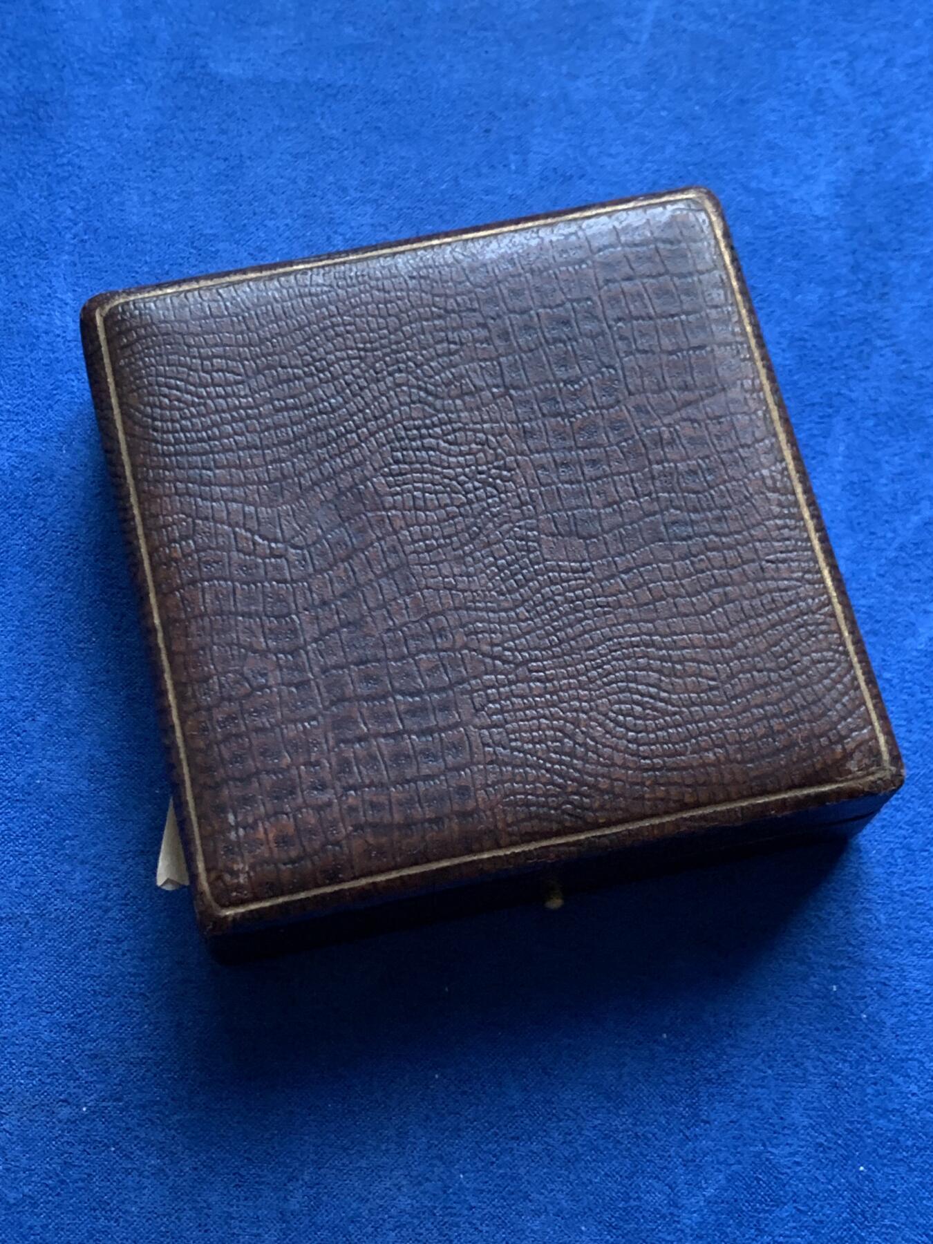 《竞宝斋》第452场 周日，周一 2场连拍 （全场包邮，欢迎送拍） （法国）里昂医院神经内科圣波坦医院22周年纪念铜章 93.7克 60.5*60mm 带原盒