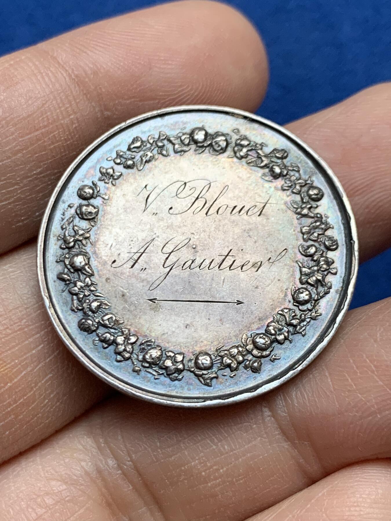 《竞宝斋》第452场 周日，周一 2场连拍 （全场包邮，欢迎送拍） 法国1856年婚礼纪念章 结婚银章 31.7MM 13.65g 手指边铭