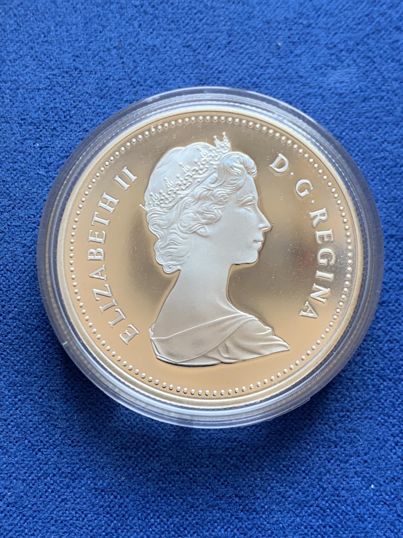 《竞宝斋》第453场 周日，周一 2场连拍 （全场包邮，欢迎送拍） 加拿大1984年多伦多市成立100周年纪念银币，直径36mm ，重23.3g 。正面为伊丽莎白二世女王年轻时右向胸像，背面为水面划船的印第安人背景为多伦多轮廓。原盒，类精制银币，状态极佳。