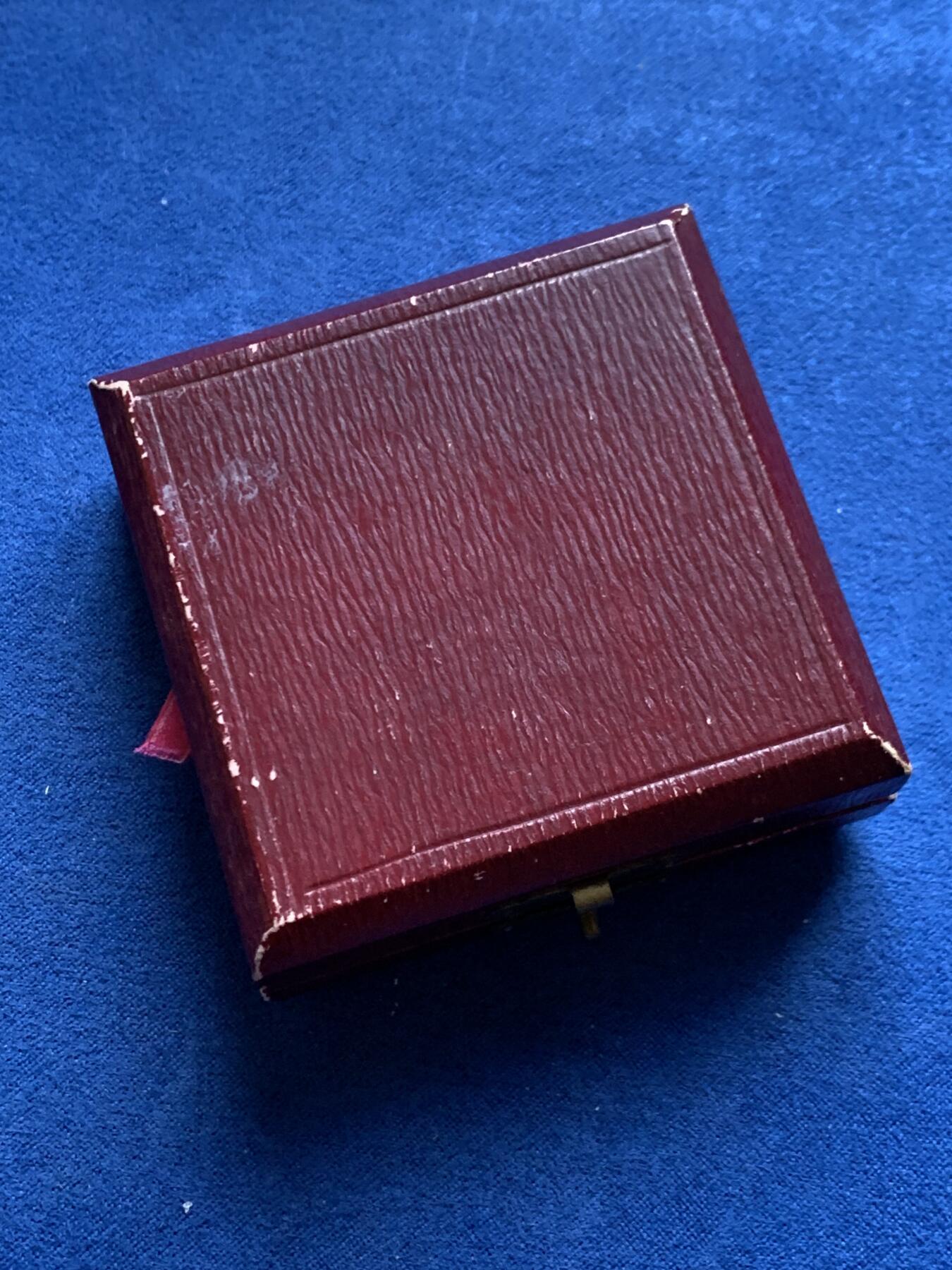 《竞宝斋》第453场 周日，周一 2场连拍 （全场包邮，欢迎送拍） 1912年拉赛尔学校体操比赛高浮雕拿剑狮子铜章 23.2克 40.5mm 带盒 细节见图