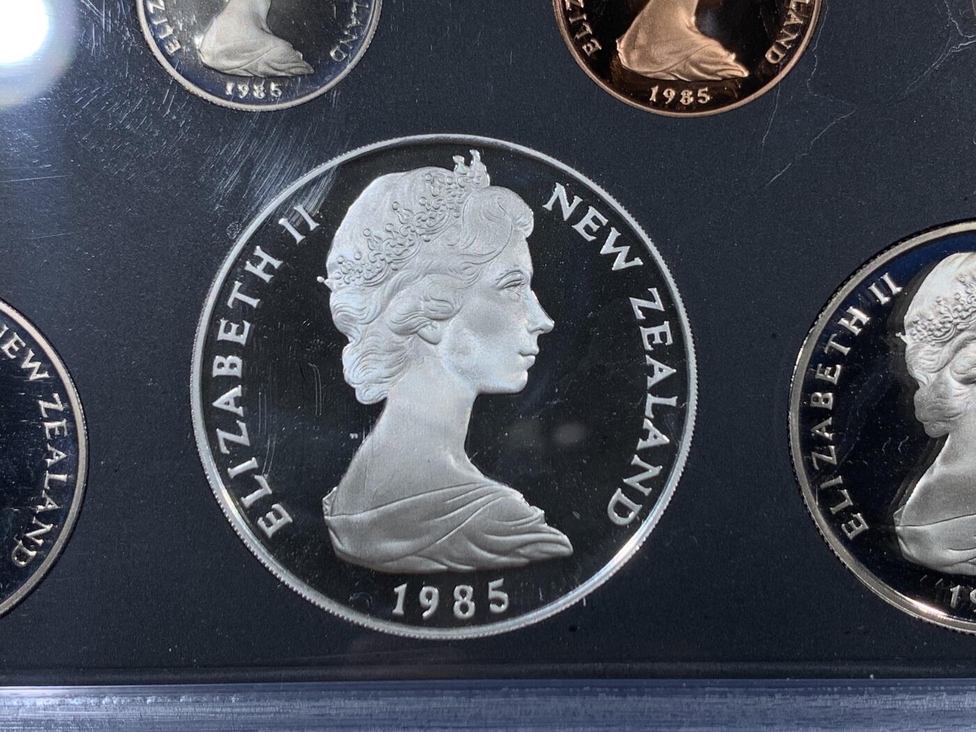 《竞宝斋》第453场 周日，周一 2场连拍 （全场包邮，欢迎送拍） 新西兰1985年官方精制套币 含1元精制银币 27.2克 925银