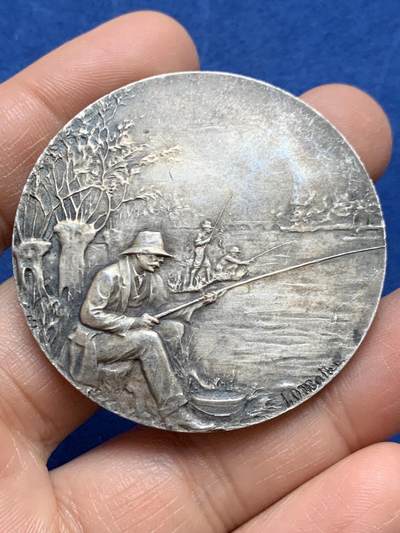 《竞宝斋》第453场 周日，周一 2场连拍 （全场包邮，欢迎送拍） - 名家名作 法国垂钓协会纪念镀银铜章 53.55克 49mm 三角铜标