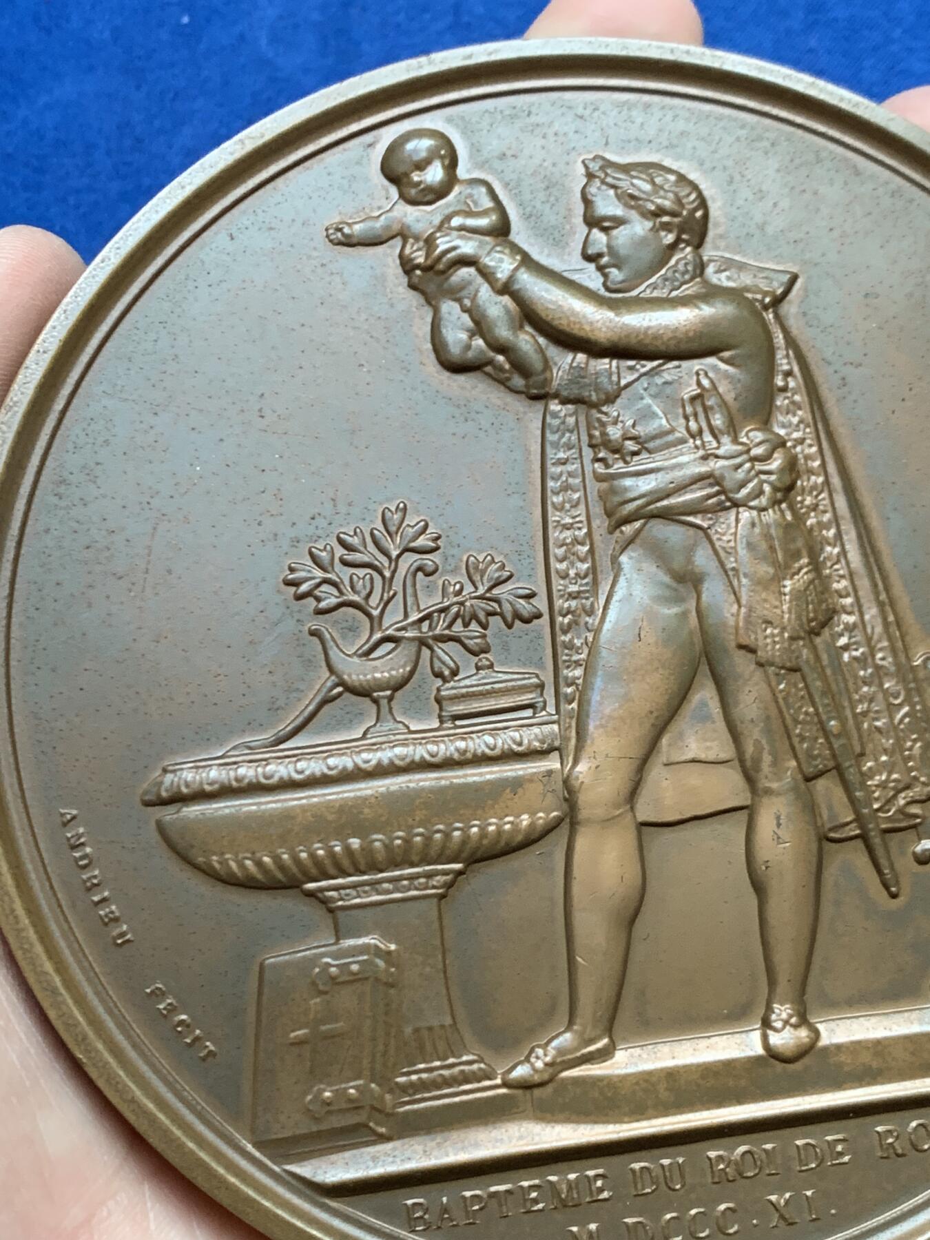 《竞宝斋》第453场 周日，周一 2场连拍 （全场包邮，欢迎送拍） 法国拿破仑罗马王洗礼大铜章，少见超大尺寸版本，直径113mm，重量644.4g，带盒子，细节见图