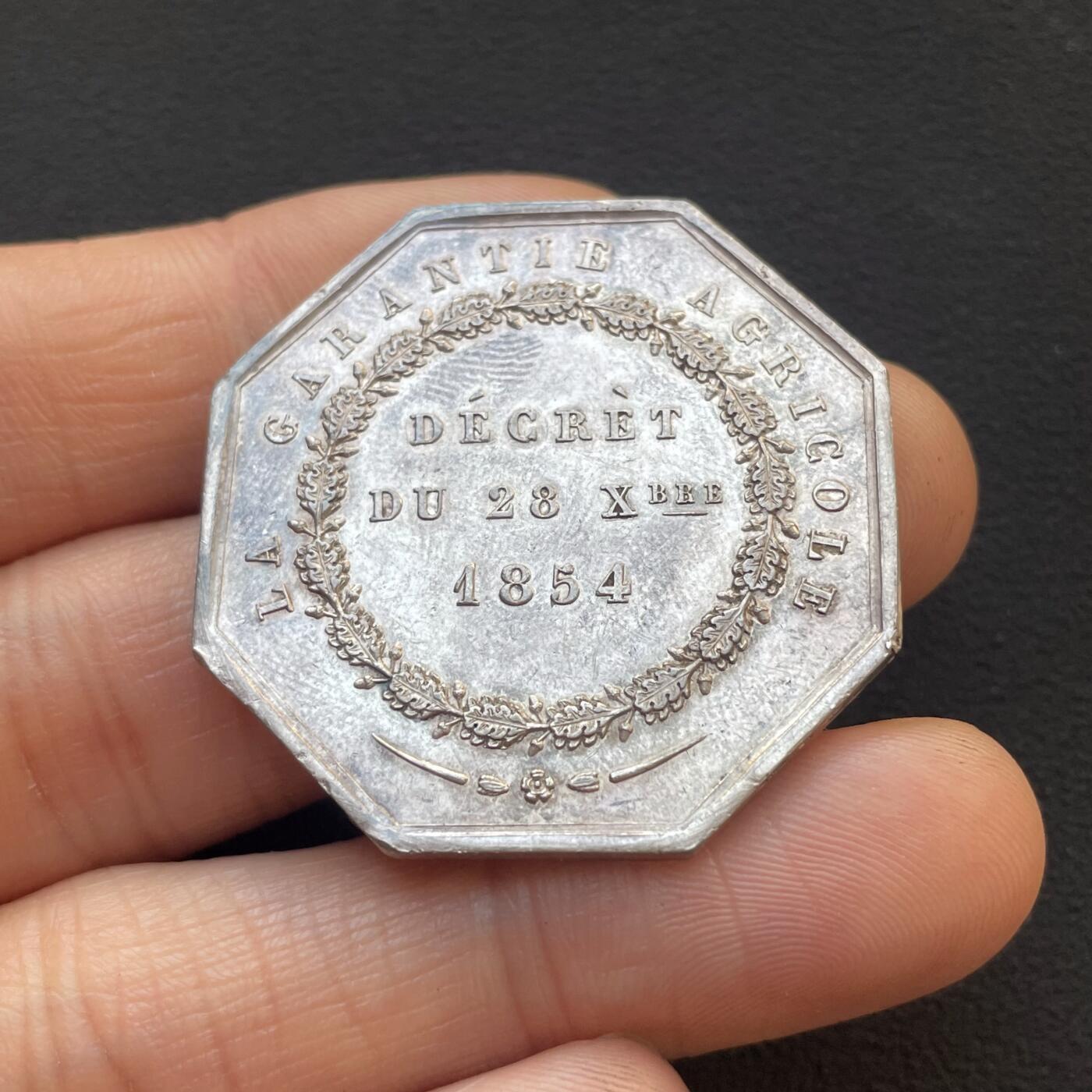 「木头集藏」章牌专场-第65场 法国冰雹互助保险公司八角银章，直径：36.3 mm，19.3g，边铭：丰饶角 ARGENT。