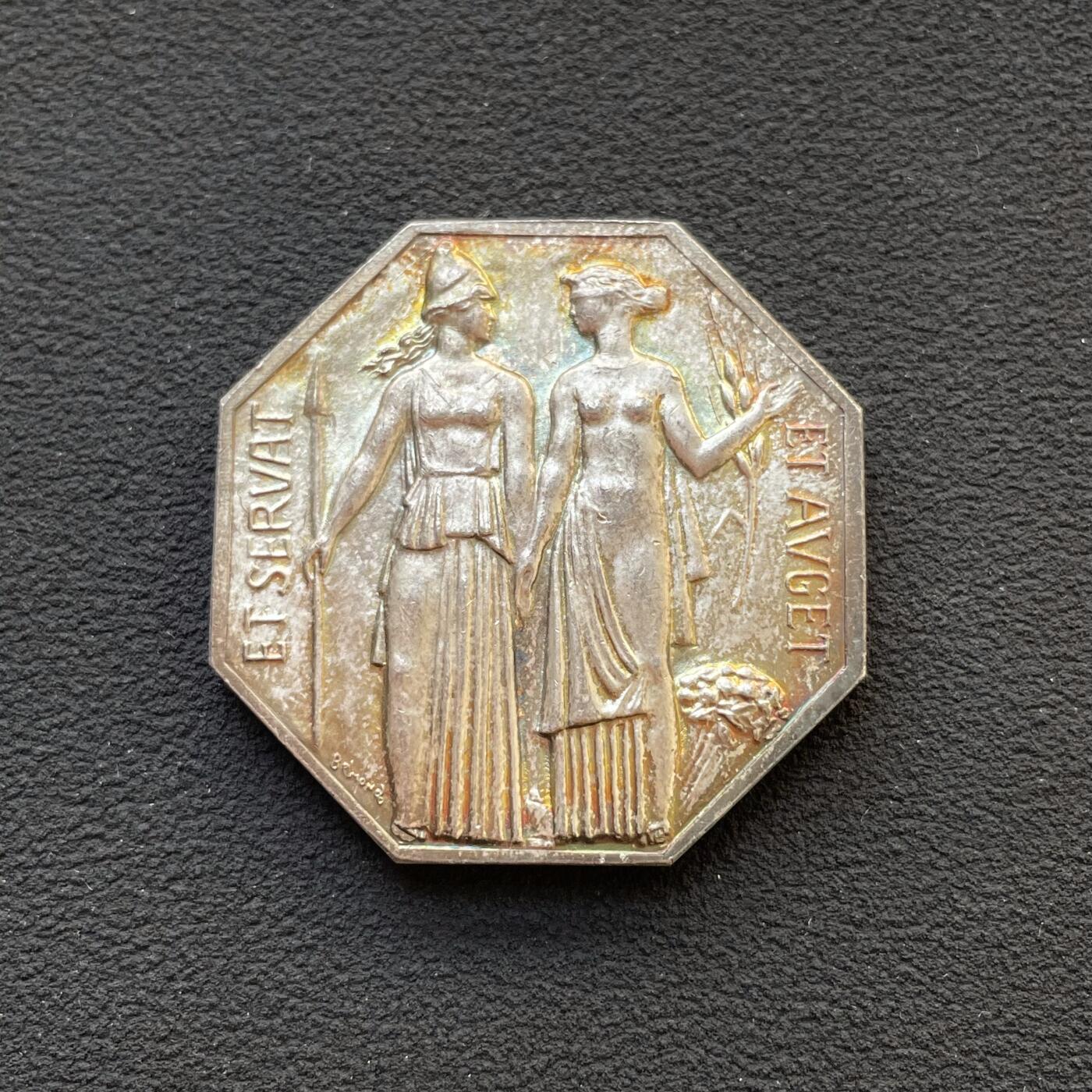 「木头集藏」章牌专场-第65场 法国证券经纪人八角银章，直径：32.4 mm，21.5 g，边铭：丰饶角 1 （950银），彩色氧化，品相很不错。