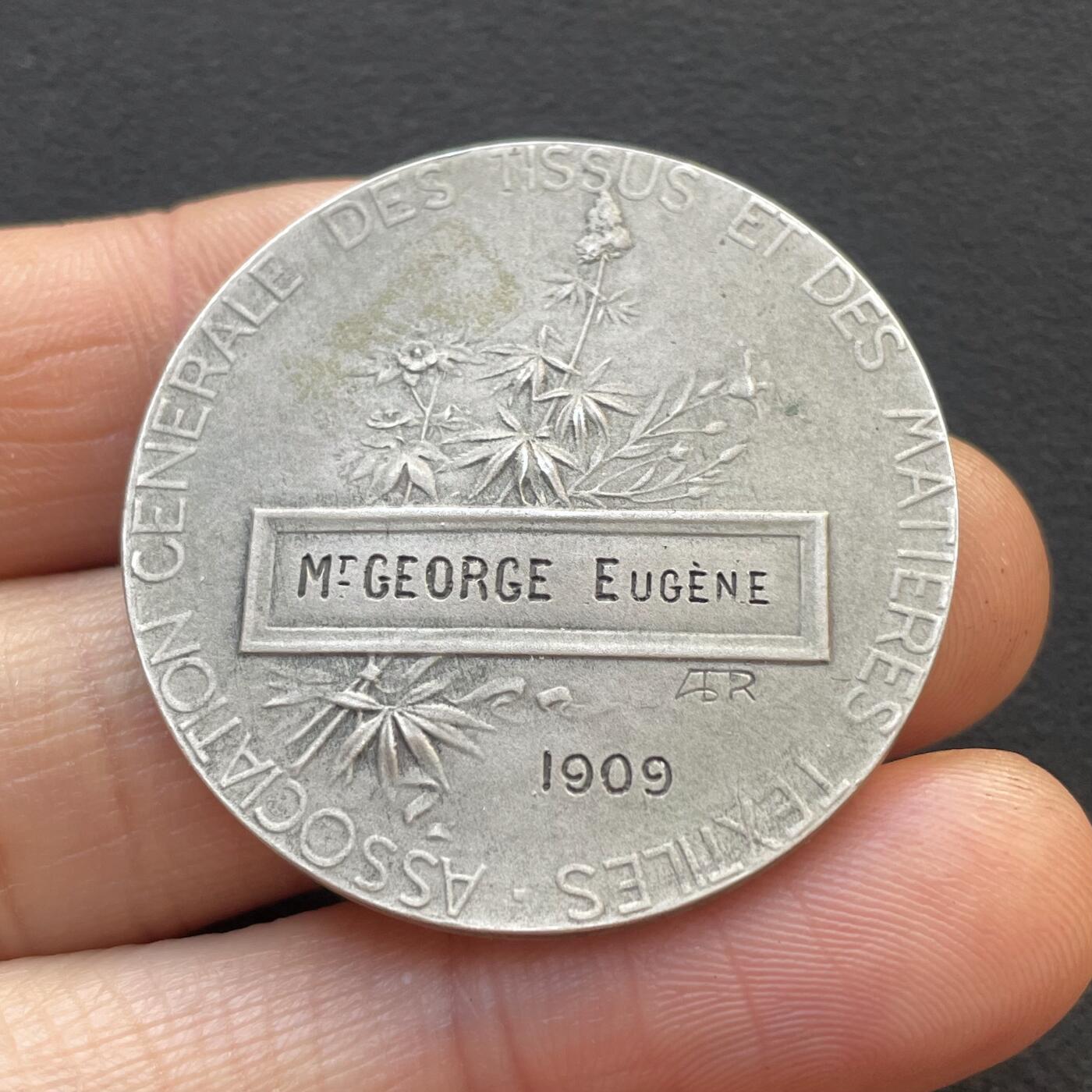 「木头集藏」章牌专场-第65场 1909年法国纺织协会银奖章，直径：36 mm，21.2 g，边铭：丰饶角 1ARGENT，品相很不错！