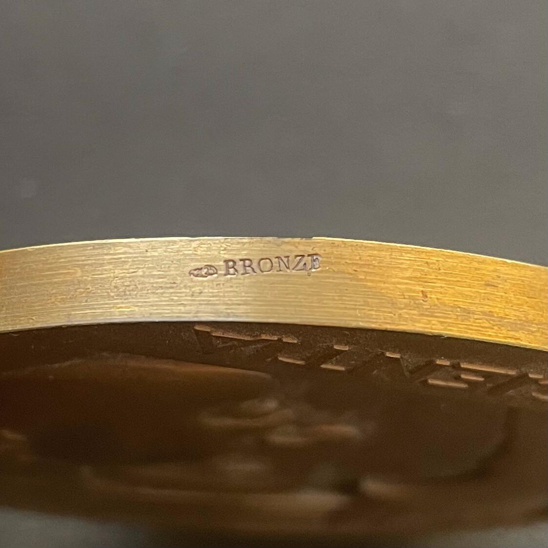 「木头集藏」章牌专场-第65场 法国公开学术院建校四百周年纪念大铜章，直径：67.4 mm，142.7 g，边铭：丰饶角 BRONZE，装饰风格，少见铜章，品相很不错。法兰西公学院由法国国王弗朗索瓦一世于1530年下令创立，是法国最古老的高等学术研究机构。