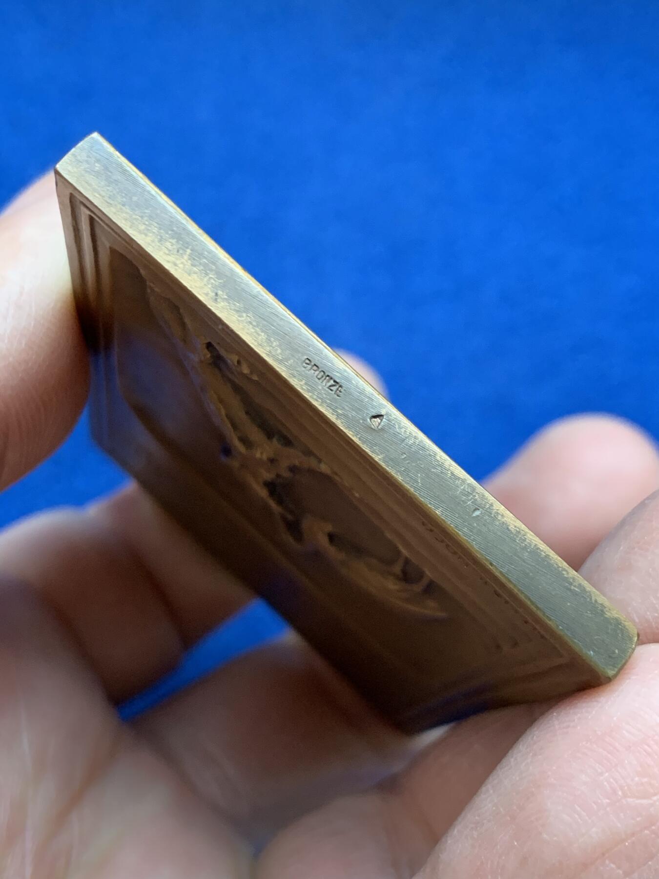 《竞宝斋》第453场 周日，周一 2场连拍 （全场包邮，欢迎送拍） 法国里昂医学界重要人物喉科奠基人之一让·加雷尔方型纪念大铜章 86.75克 48.5*68mm 三角铜标