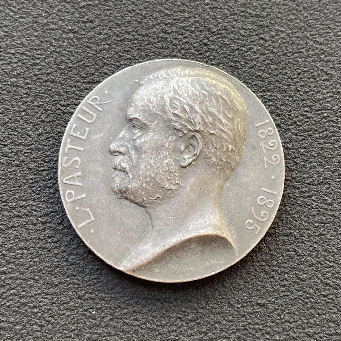 「木头集藏」章牌专场-第65场 G.Prud'homme～1922年法国纪念 路易·巴斯德 百年诞辰银章，直径：27 mm，10g，边铭：丰饶角 2 ARGENT，少见名家作品，品相不错。路易斯·巴斯德，1822年12月27日-1895年9月28日，出生于法国东部多尔镇，博士研究生毕业于巴黎大学，免疫学和卫生防疫学的奠基人，法国化学家和微生物学家。