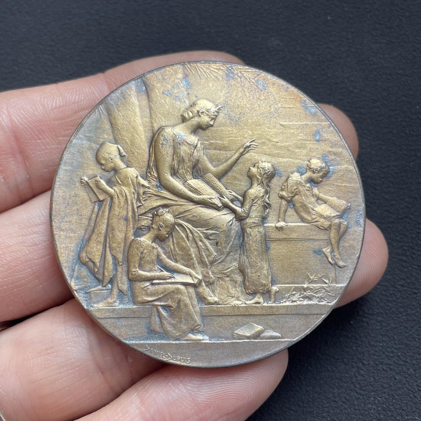 「木头集藏」章牌专场-第65场 D.Dupuis～1904年法语联盟镀金银章，直径：50mm，64.5g，边铭：丰饶角 ARGENT，品相很不错。