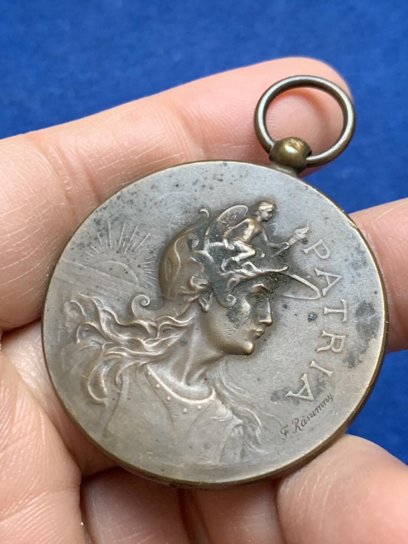 《竞宝斋》第453场 周日，周一 2场连拍 （全场包邮，欢迎送拍） 1912年玛丽安娜女神爱国荣誉勋章 带环重28克 40.5mm