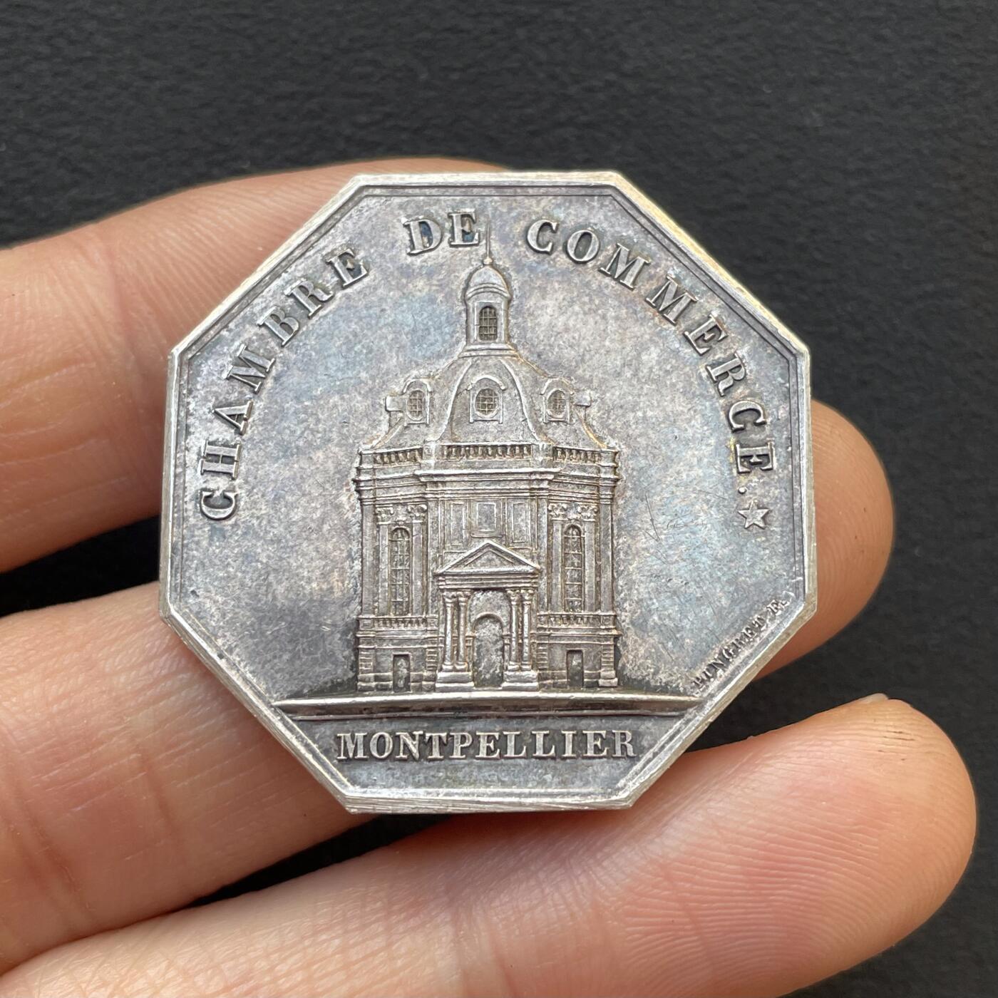 「木头集藏」章牌专场-第65场 法国蒙彼利埃工商会八角银章，直径：34 mm，18 g，边铭：丰饶角 1 ARGENT，少见八角，品相很不错。