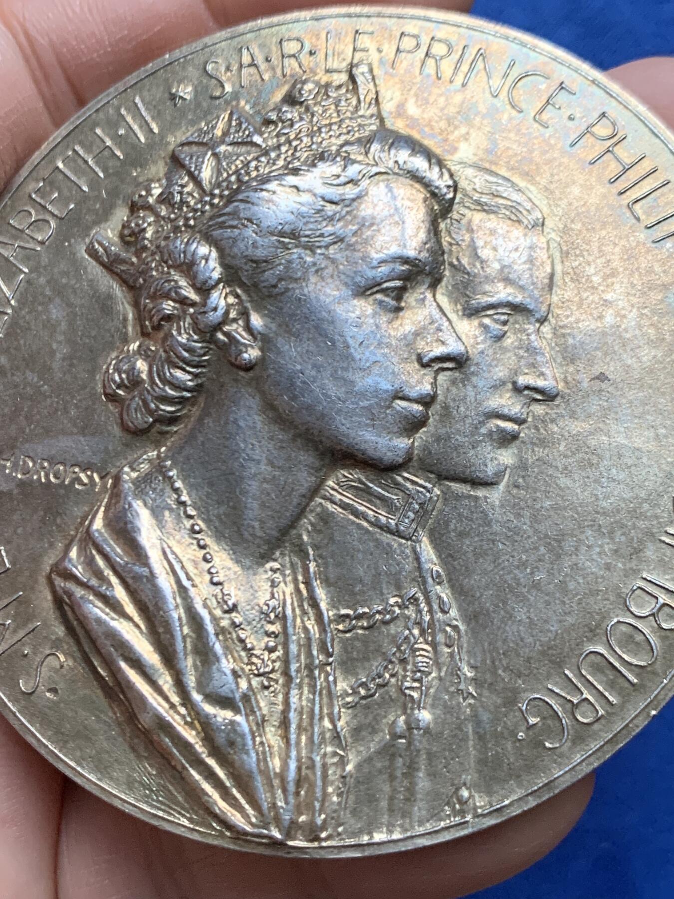 《竞宝斋》第453场 周日，周一 2场连拍 （全场包邮，欢迎送拍） 伊丽莎白二世与菲利普爱丁堡公爵1957年4月访问巴黎纪念大银章 法国时任总统勒内·科蒂先生 重201.9克 71.5mm 丰饶角1银 带盒