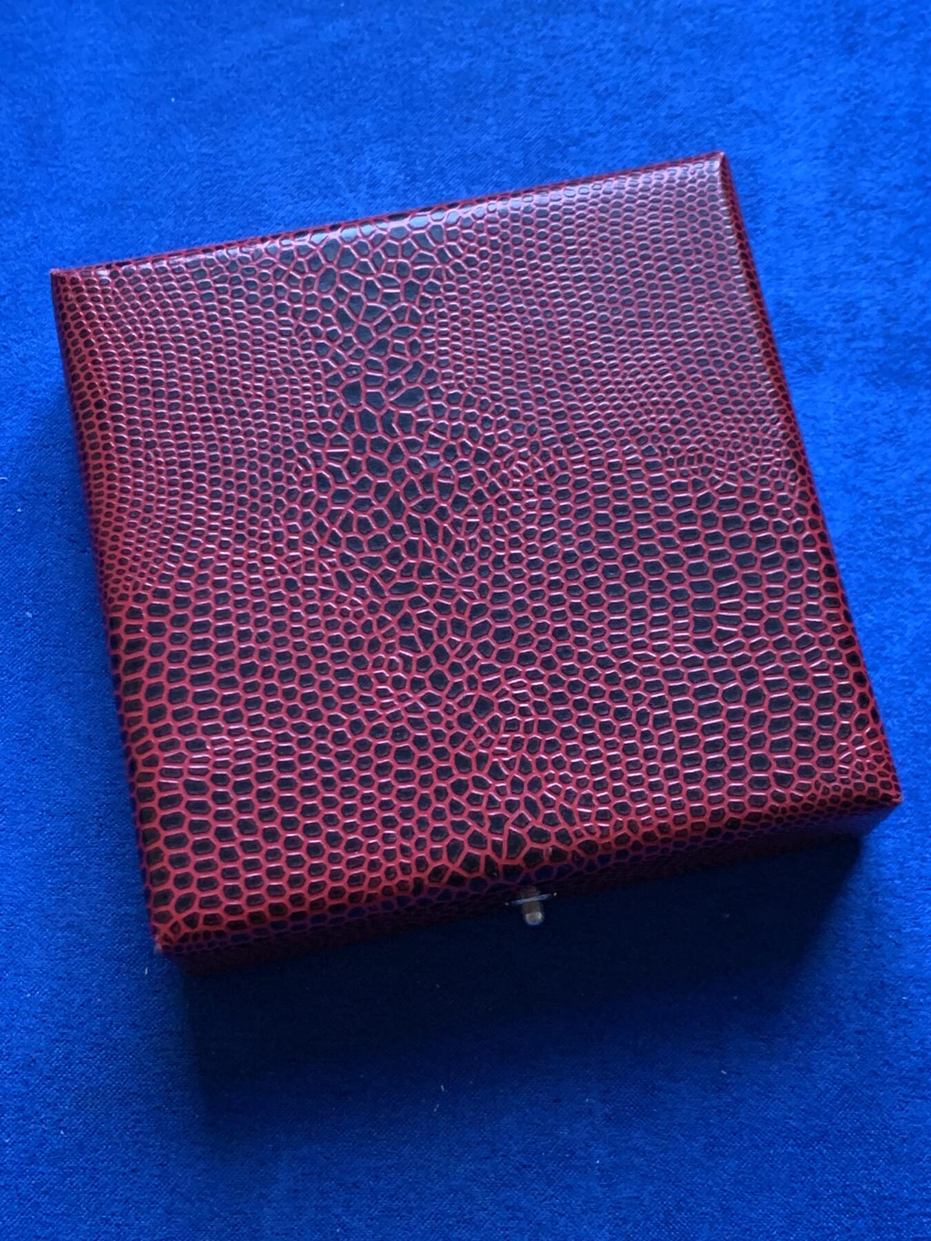 《竞宝斋》第453场 周日，周一 2场连拍 （全场包邮，欢迎送拍） 伊丽莎白二世与菲利普爱丁堡公爵1957年4月访问巴黎纪念大银章 法国时任总统勒内·科蒂先生 重201.9克 71.5mm 丰饶角1银 带盒