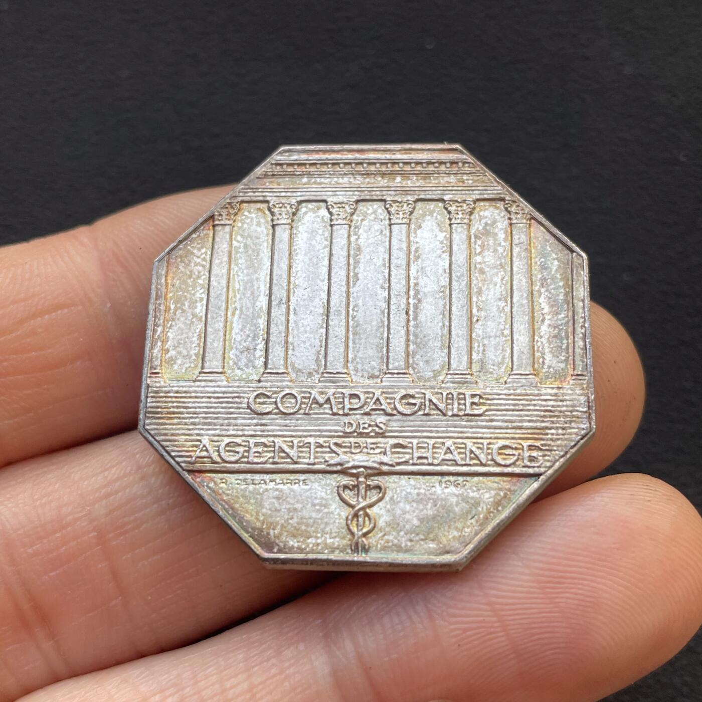 「木头集藏」章牌专场-第65场 法国证券经纪人八角银章，直径：32.4 mm，21.5 g，边铭：丰饶角 1 （950银），彩色氧化，品相很不错。