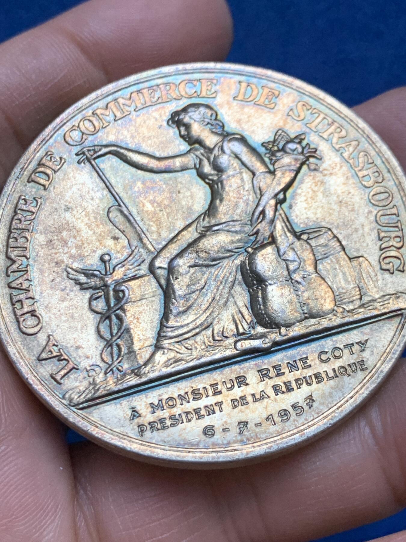 《竞宝斋》第453场 周日，周一 2场连拍 （全场包邮，欢迎送拍） 致法兰西共和国总统勒内·科蒂先生 斯特拉斯堡商会银质纪念章 72.65克 53.6mm 野猪头银标