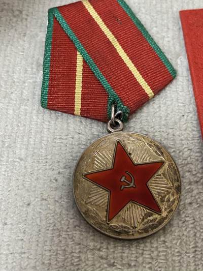 苏联勋章奖章1月5日晚上九点结束在麦稀奇 找不到的加我qq或者微信都是184277308备注苏章拍卖。最好加微信群每次都会通知还有提前可以一口价的 最近会持续拍卖一些东西。 苏联圆满服役 20年 奖章 带证件 带铝挂24克 应该是银质的