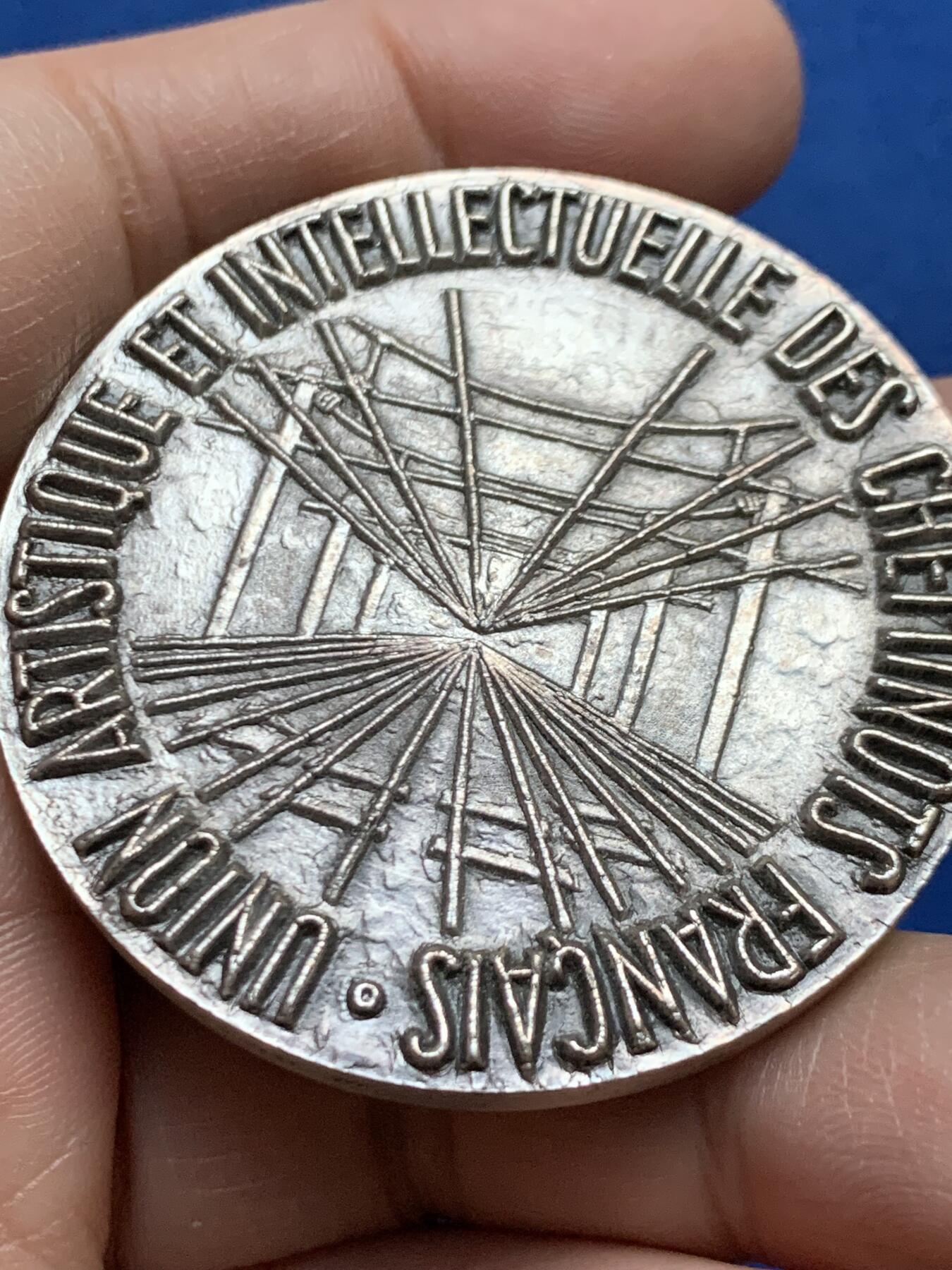 《竞宝斋》第453场 周日，周一 2场连拍 （全场包邮，欢迎送拍） 法国铁路员工文艺与知识分子联合会镀银铜章 1980 丰饶角铜标 82.75克 49.6mm 带盒